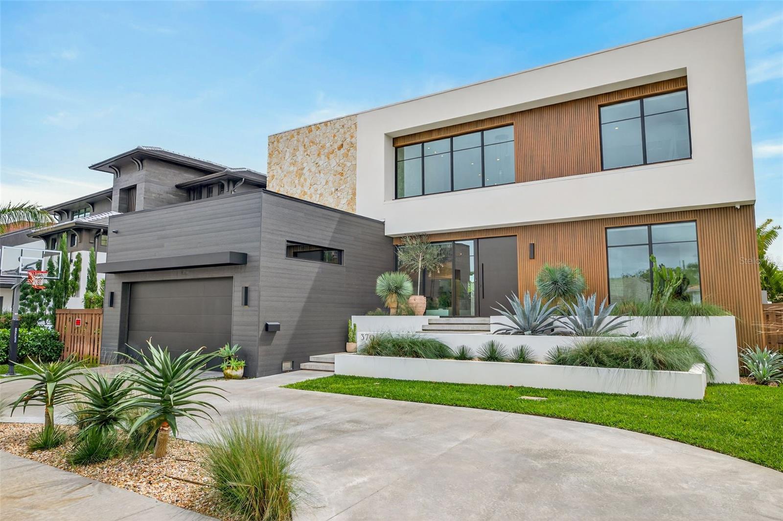 370 BELLEAIR Dr ST PETERSBURG, FL 33704