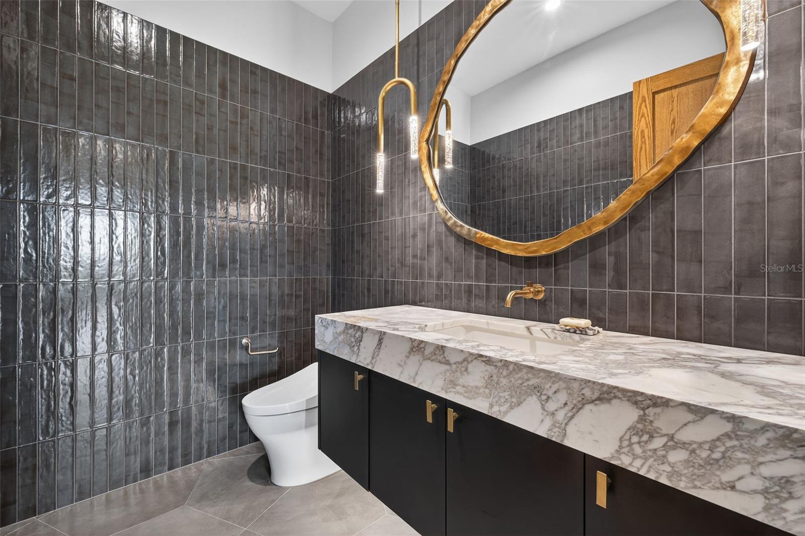 370 BELLEAIR Dr ST PETERSBURG, FL 33704