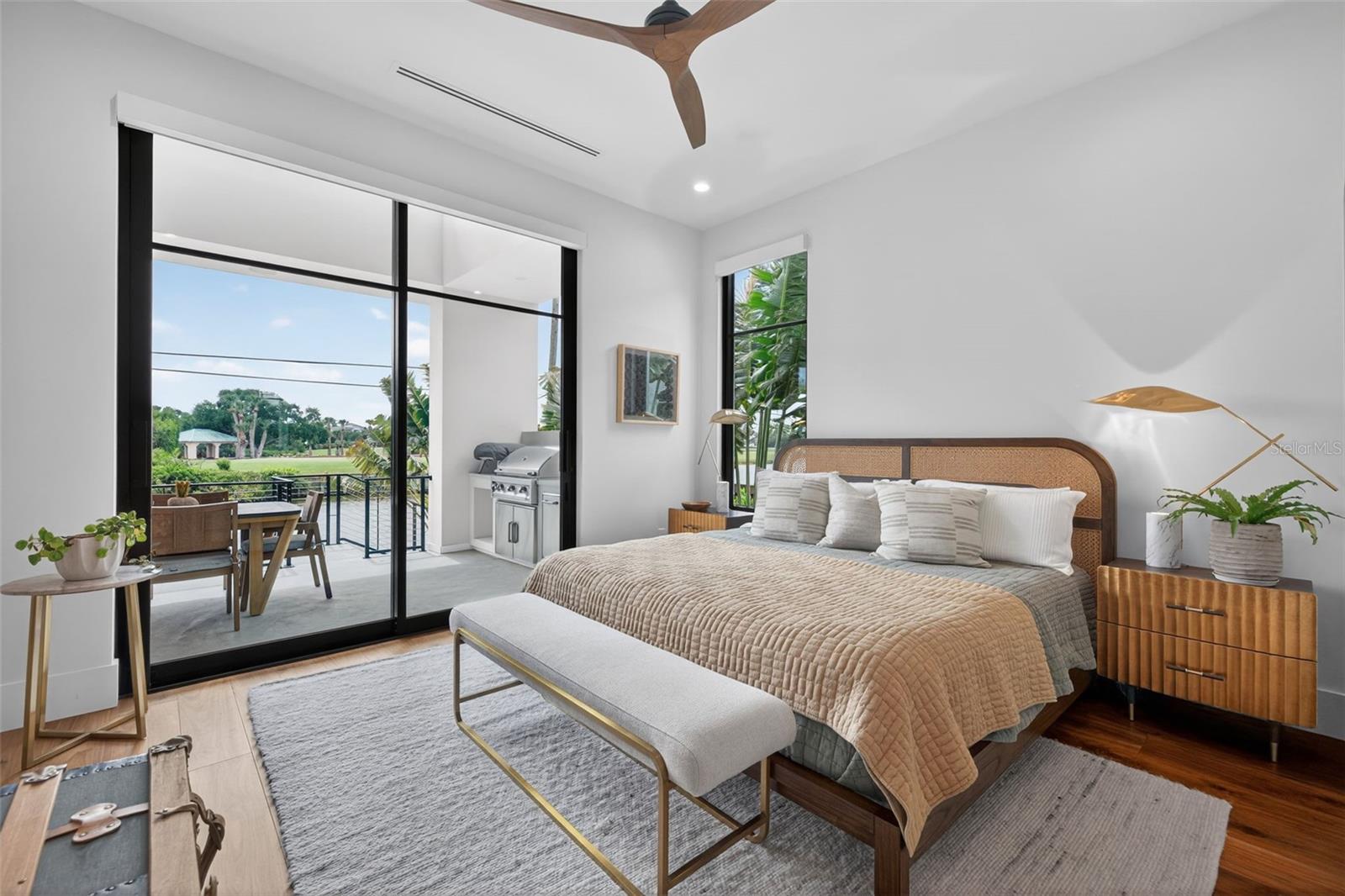 370 BELLEAIR Dr ST PETERSBURG, FL 33704