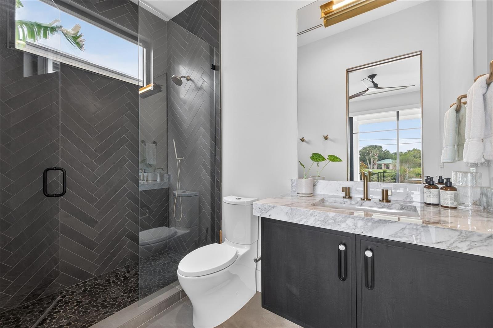 370 BELLEAIR Dr ST PETERSBURG, FL 33704