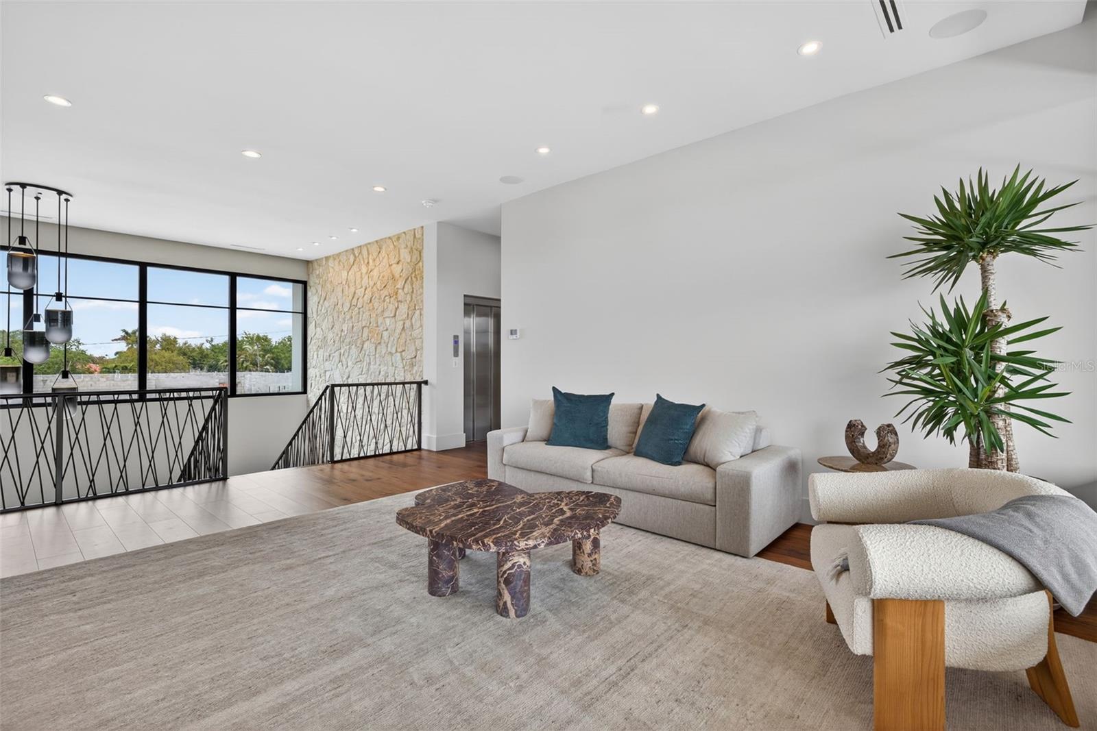 370 BELLEAIR Dr ST PETERSBURG, FL 33704