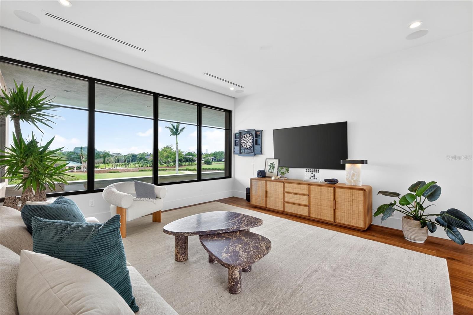 370 BELLEAIR Dr ST PETERSBURG, FL 33704