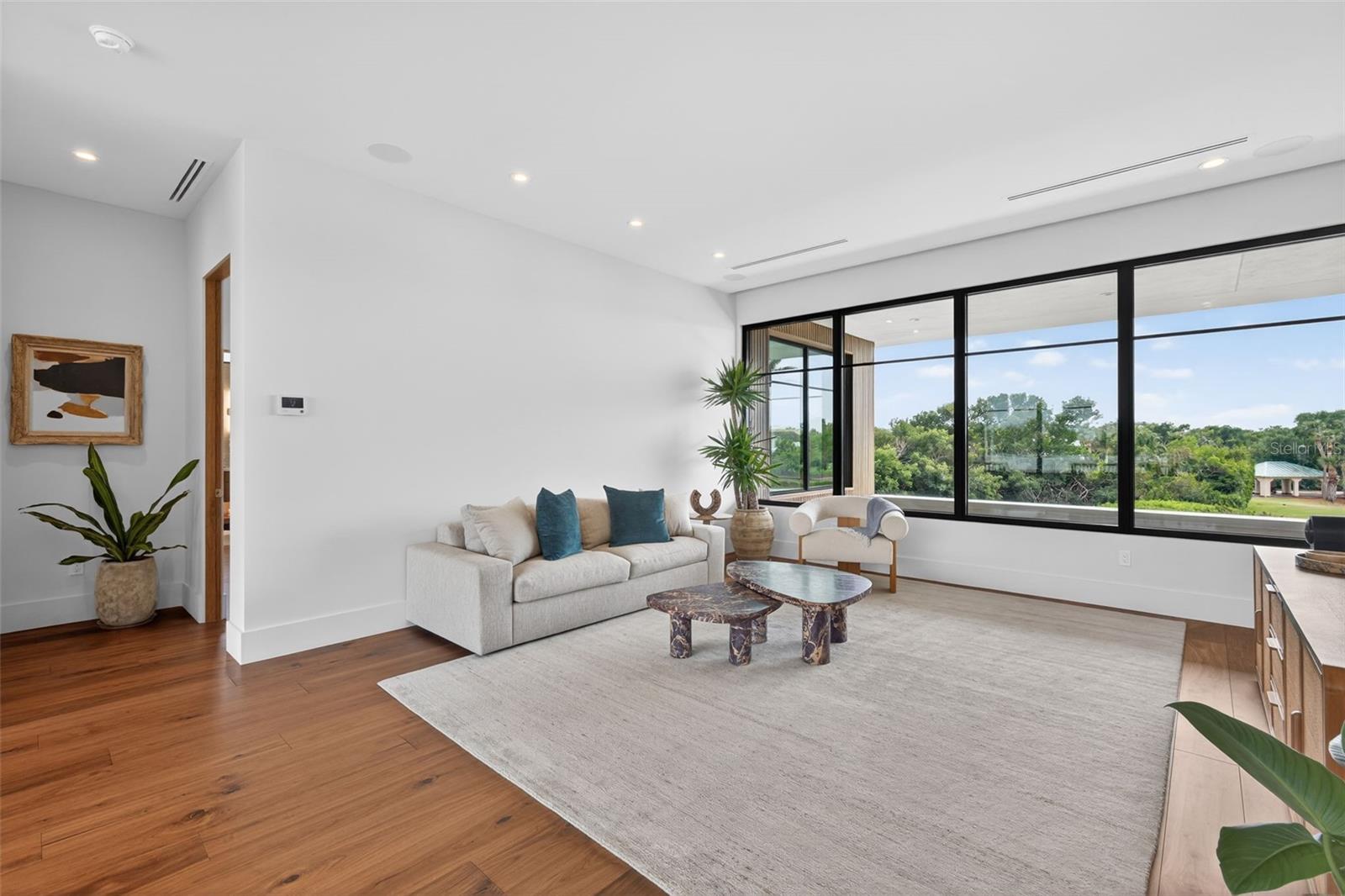 370 BELLEAIR Dr ST PETERSBURG, FL 33704