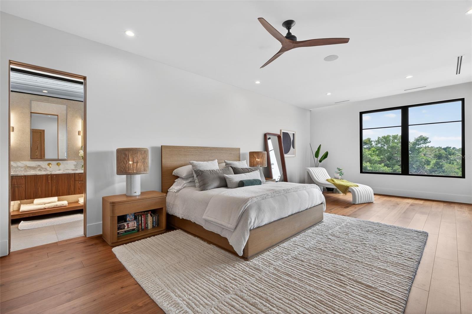 370 BELLEAIR Dr ST PETERSBURG, FL 33704