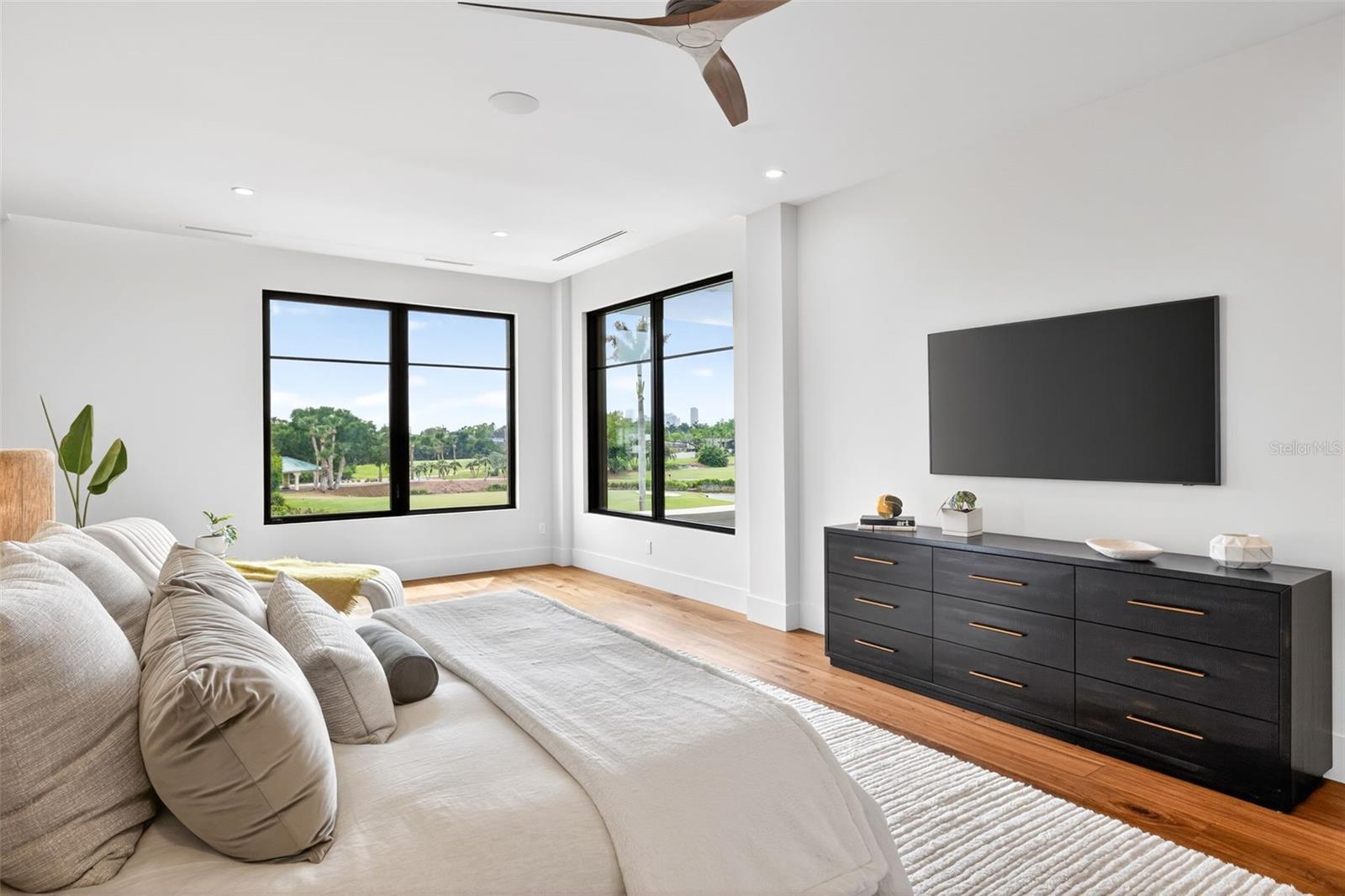 370 BELLEAIR Dr ST PETERSBURG, FL 33704