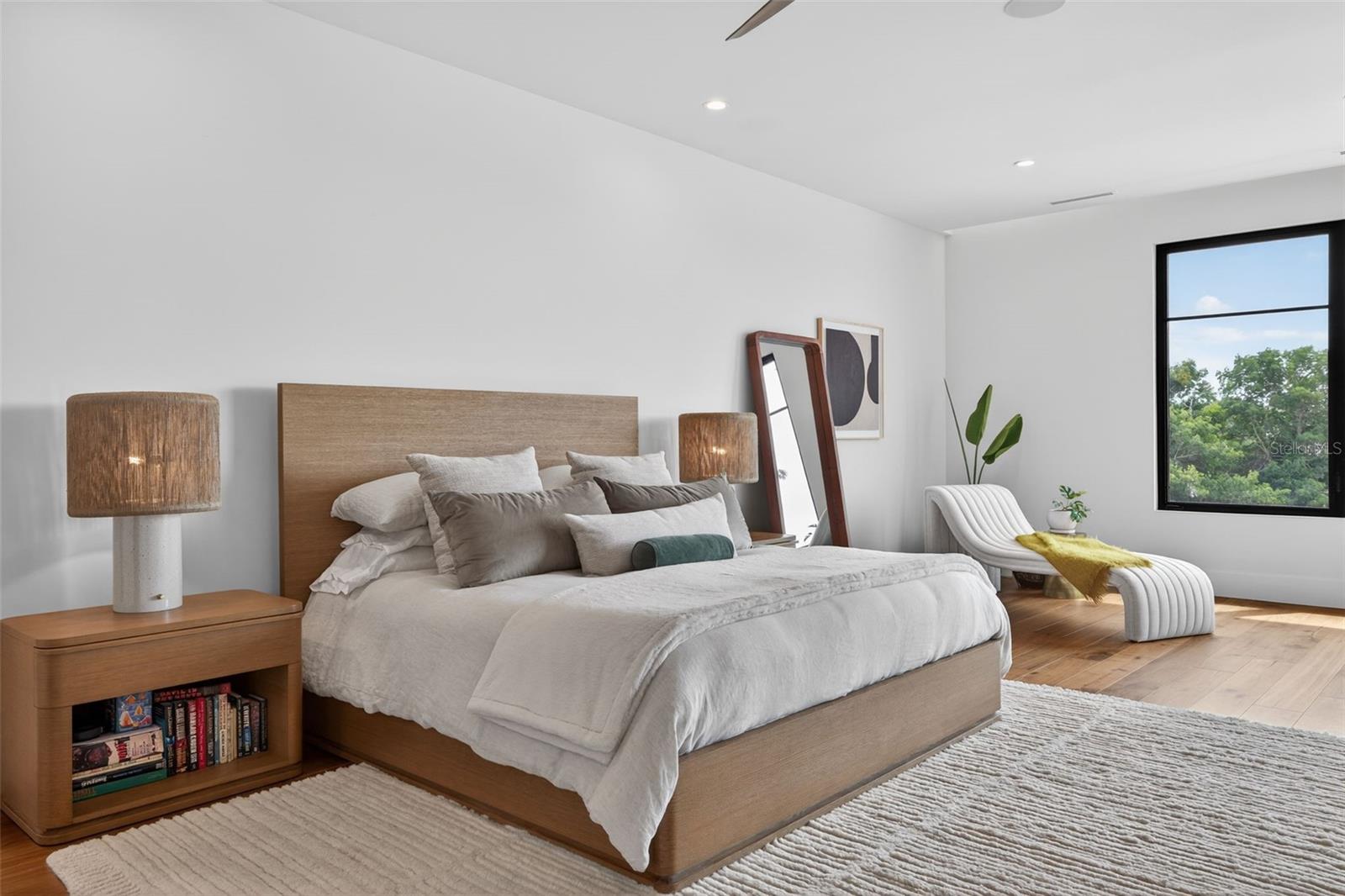 370 BELLEAIR Dr ST PETERSBURG, FL 33704