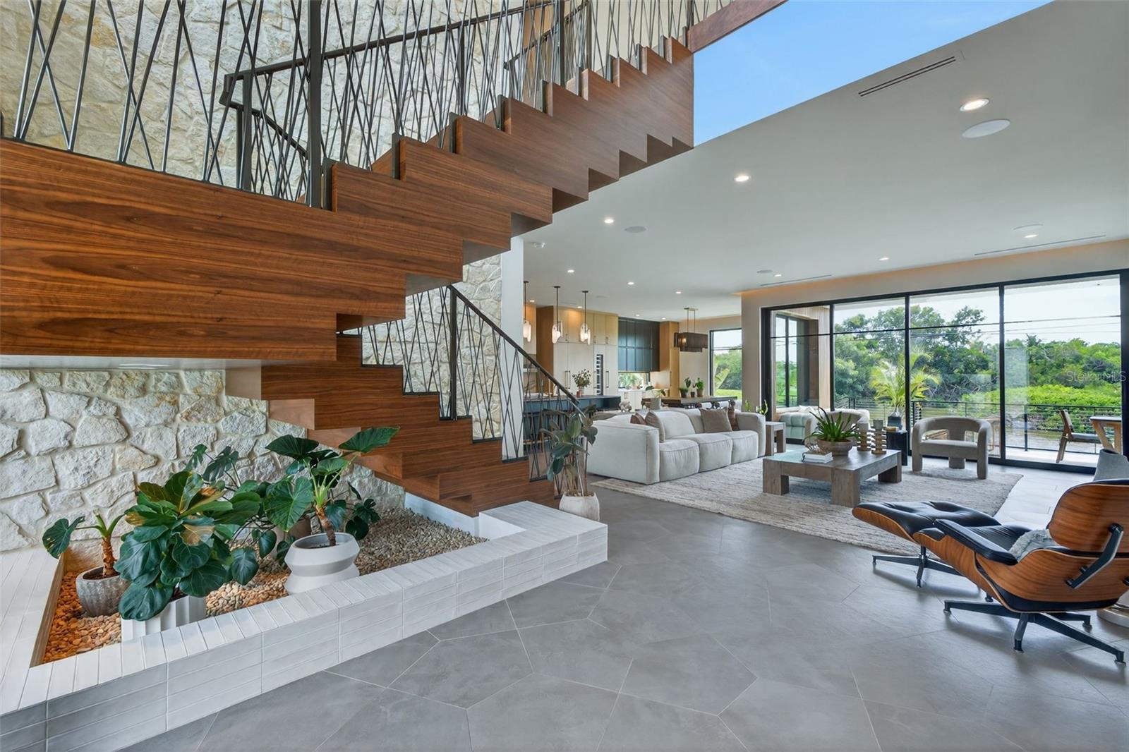 370 BELLEAIR Dr ST PETERSBURG, FL 33704