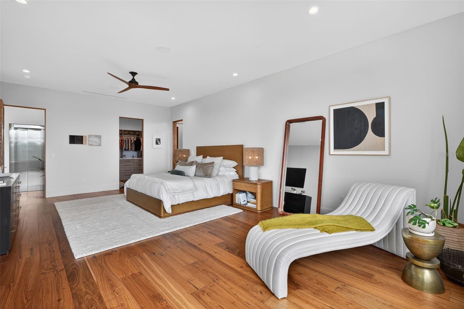 370 BELLEAIR Dr ST PETERSBURG, FL 33704