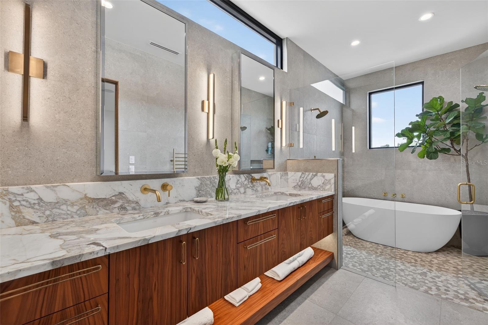 370 BELLEAIR Dr ST PETERSBURG, FL 33704