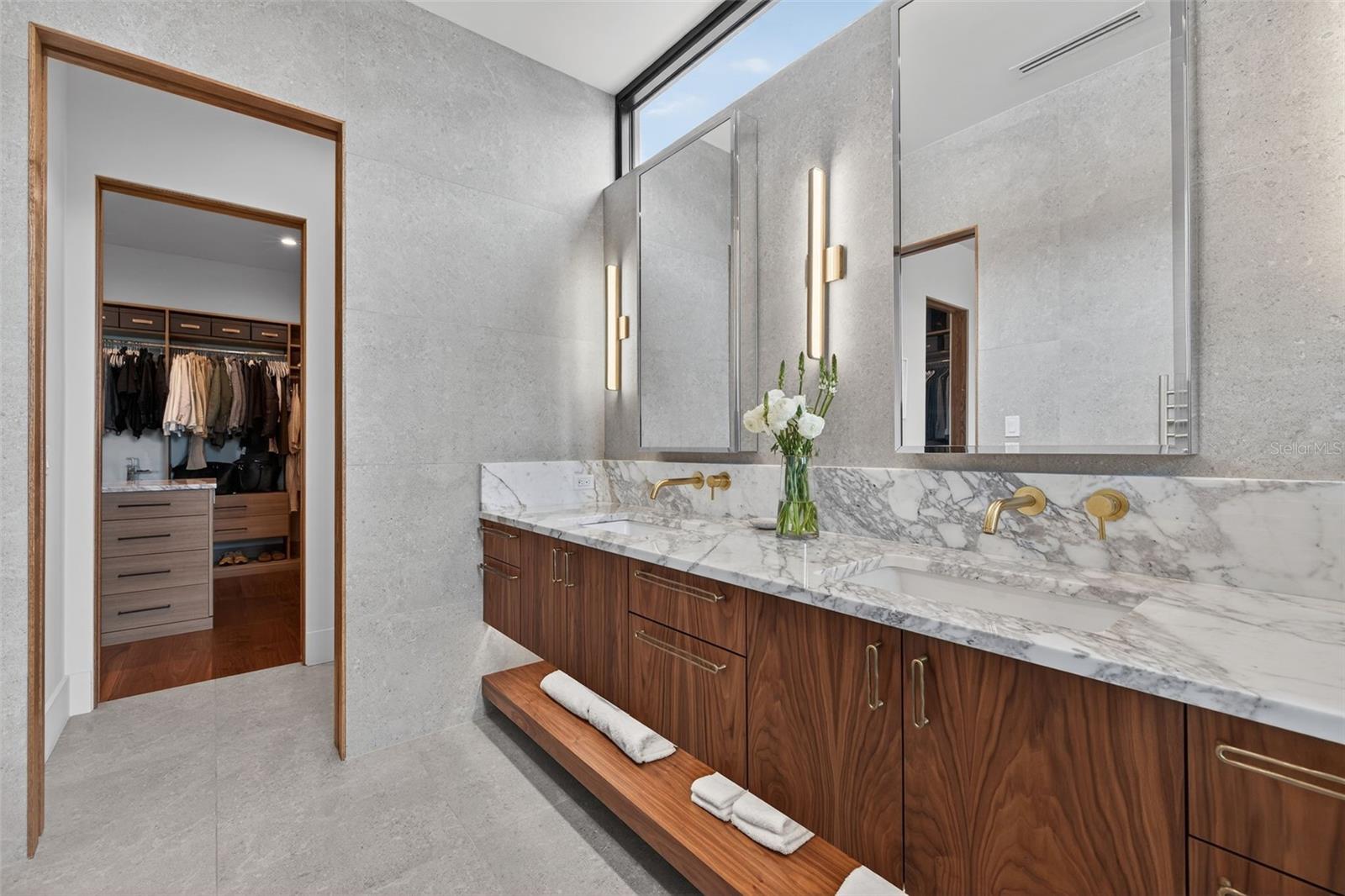 370 BELLEAIR Dr ST PETERSBURG, FL 33704