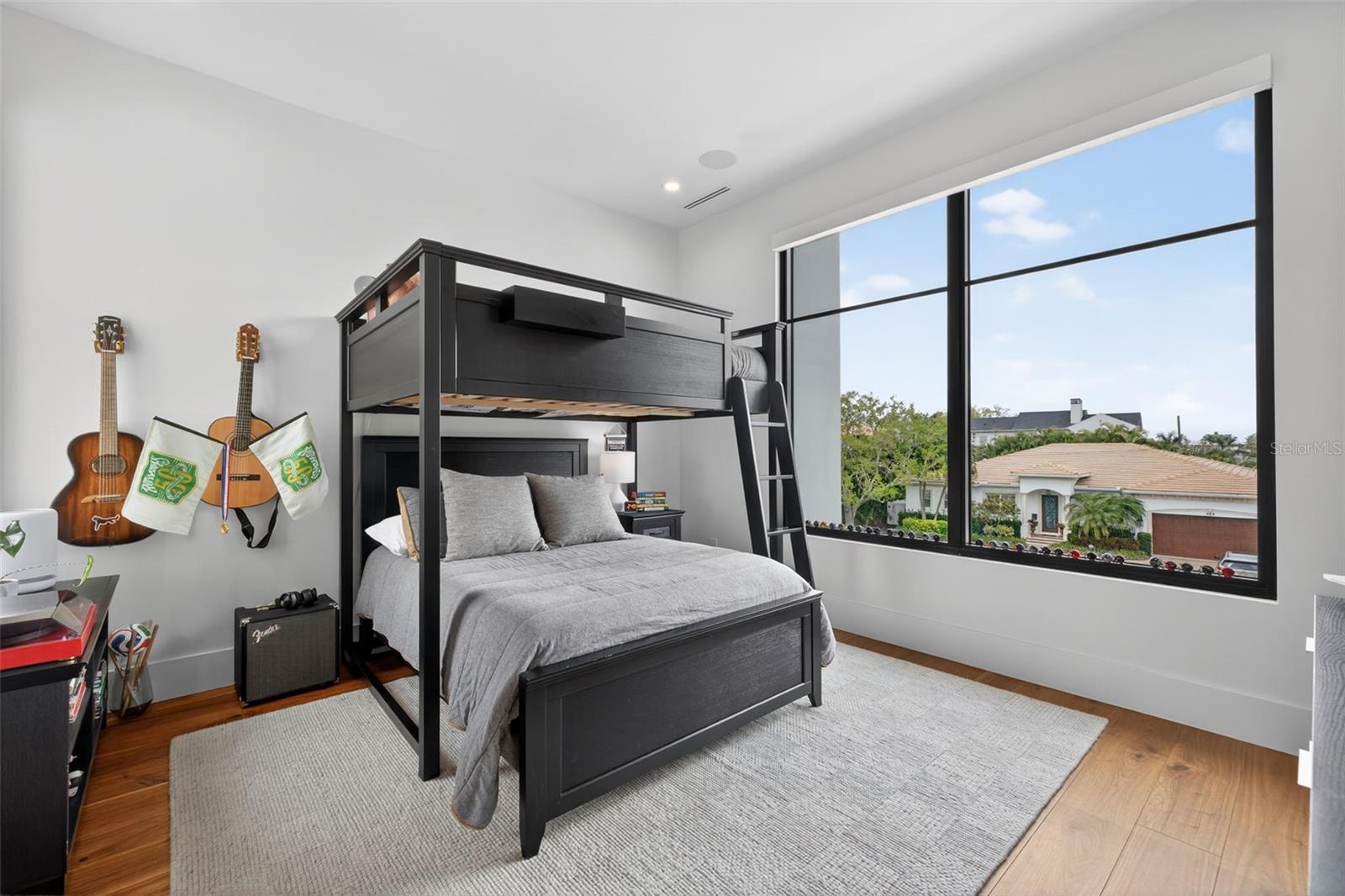 370 BELLEAIR Dr ST PETERSBURG, FL 33704