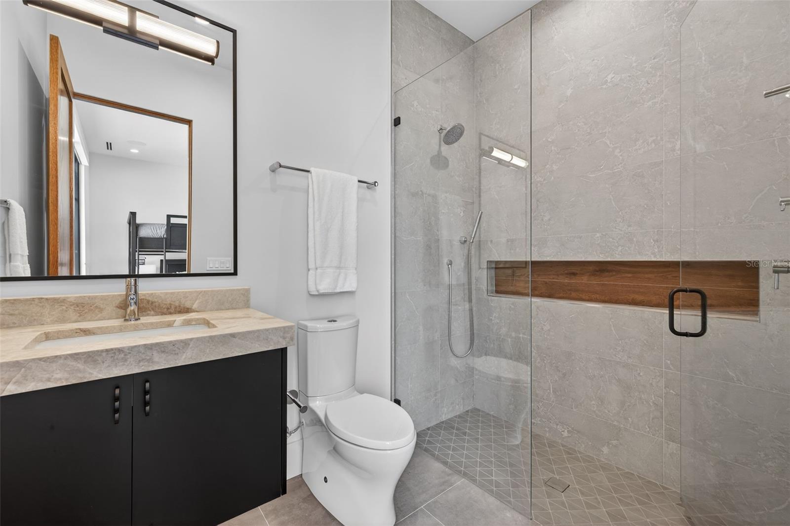 370 BELLEAIR Dr ST PETERSBURG, FL 33704