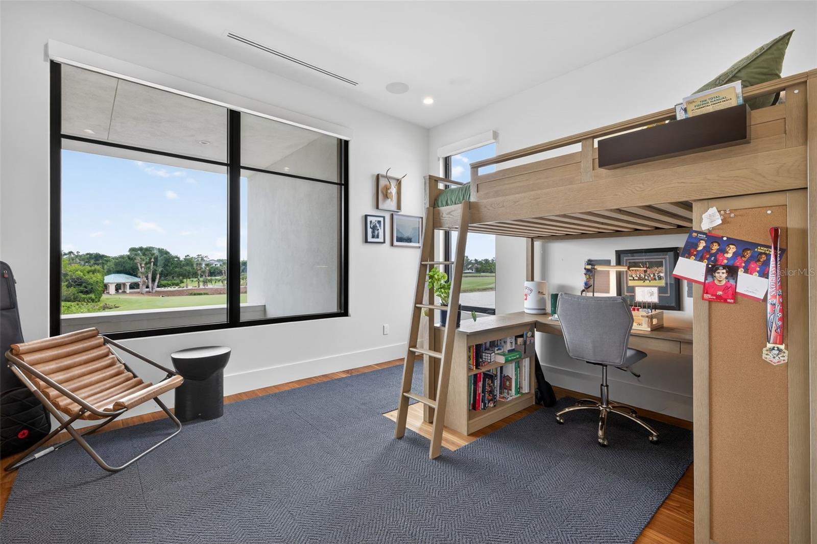 370 BELLEAIR Dr ST PETERSBURG, FL 33704