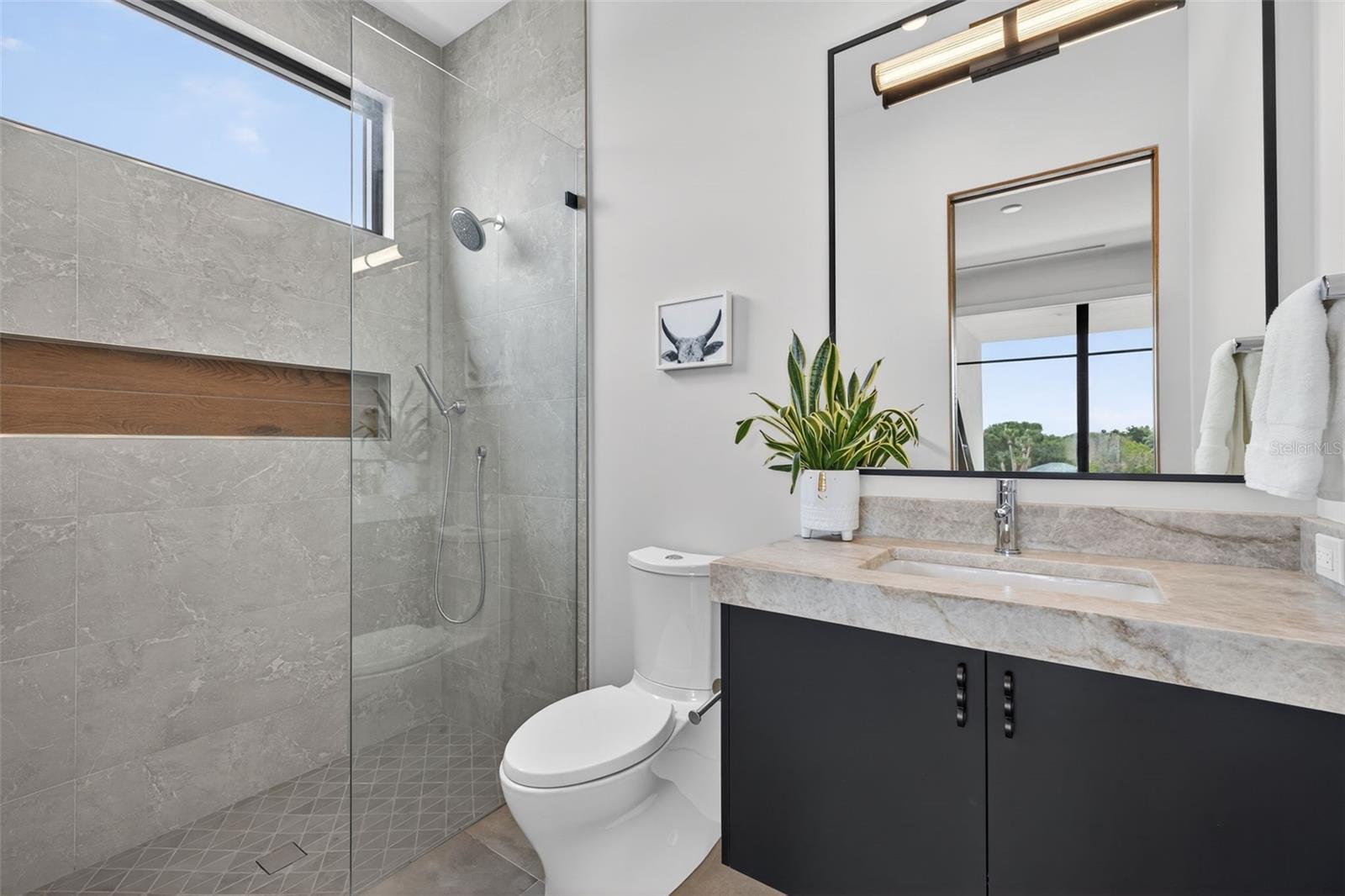 370 BELLEAIR Dr ST PETERSBURG, FL 33704