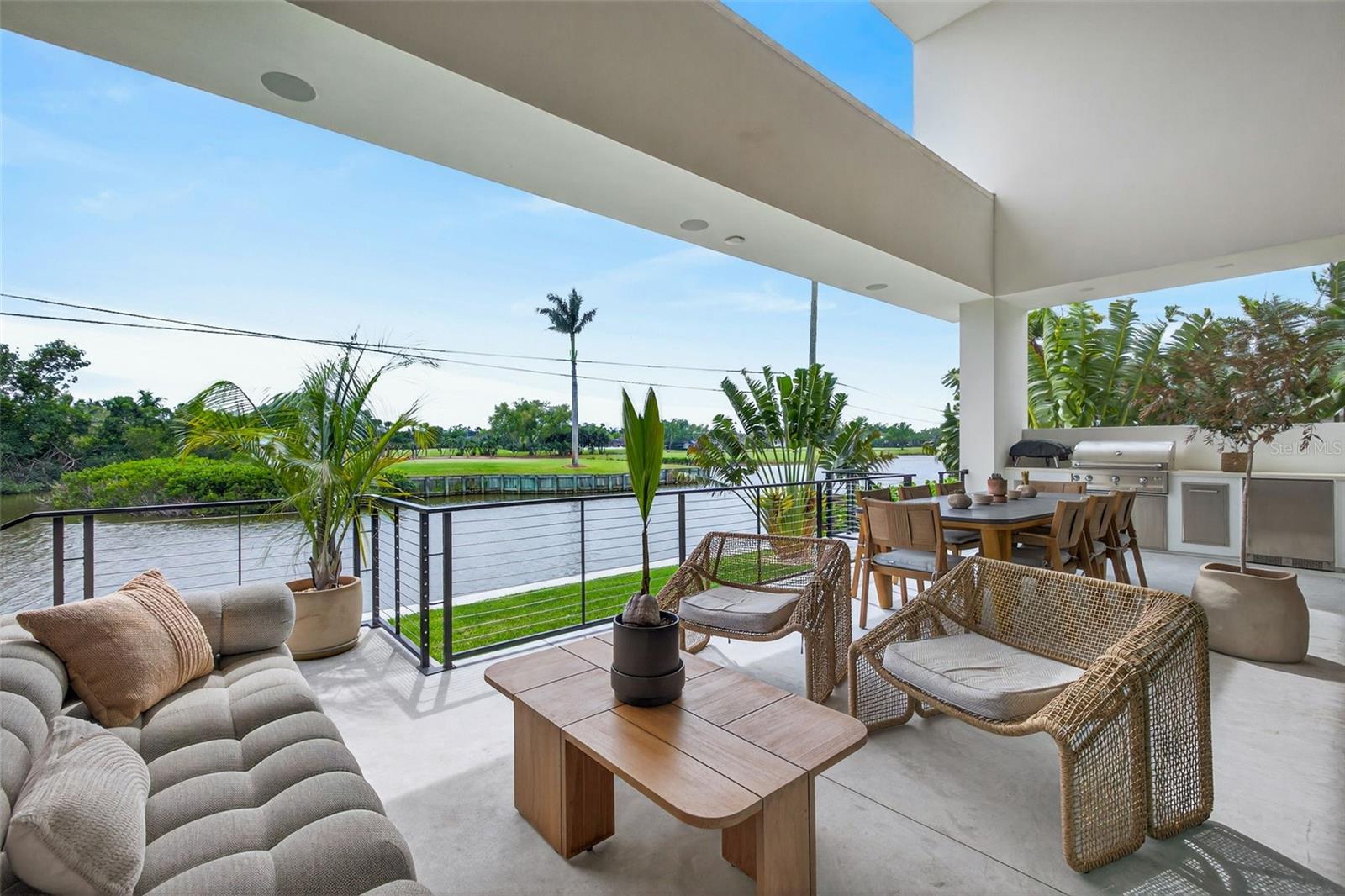 370 BELLEAIR Dr ST PETERSBURG, FL 33704