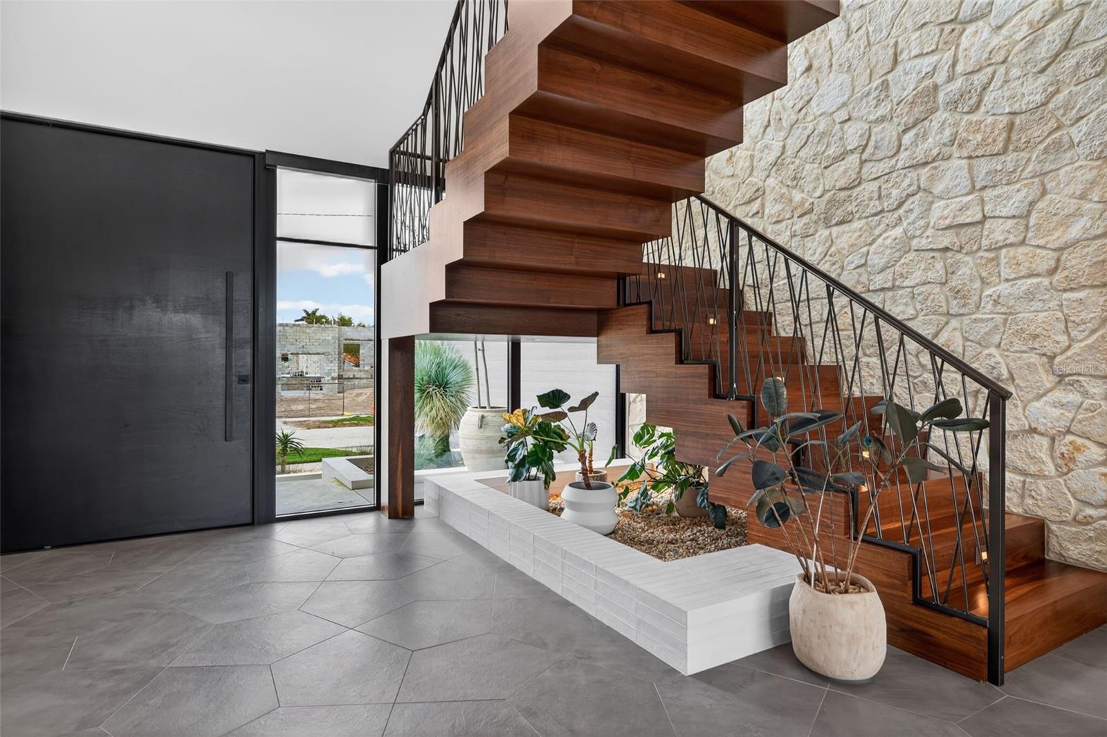 370 BELLEAIR Dr ST PETERSBURG, FL 33704