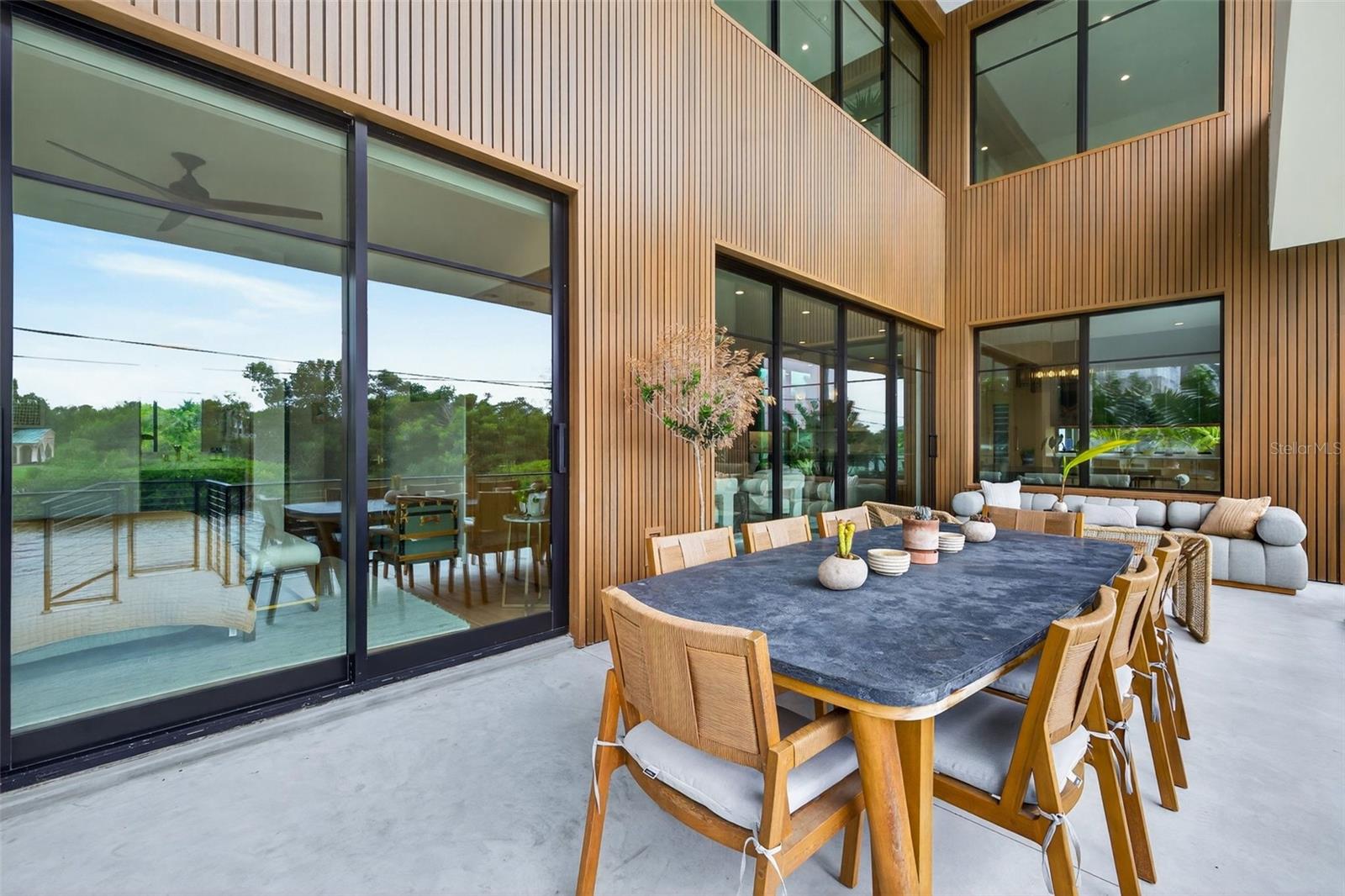 370 BELLEAIR Dr ST PETERSBURG, FL 33704