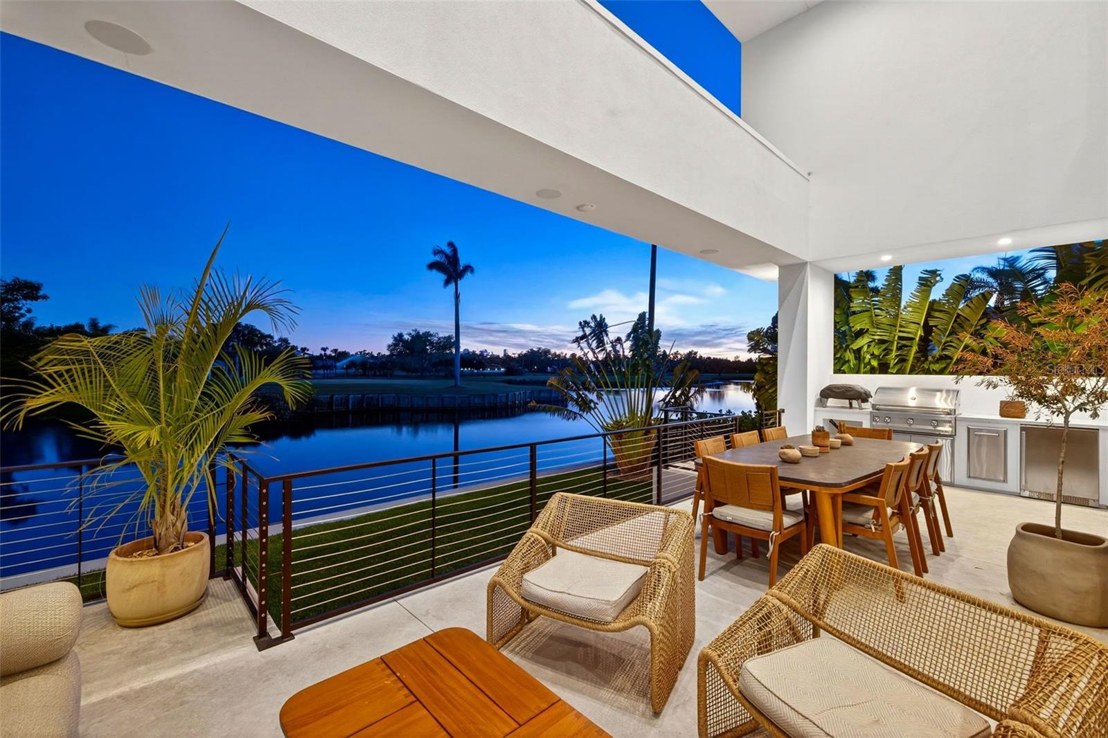 370 BELLEAIR Dr ST PETERSBURG, FL 33704