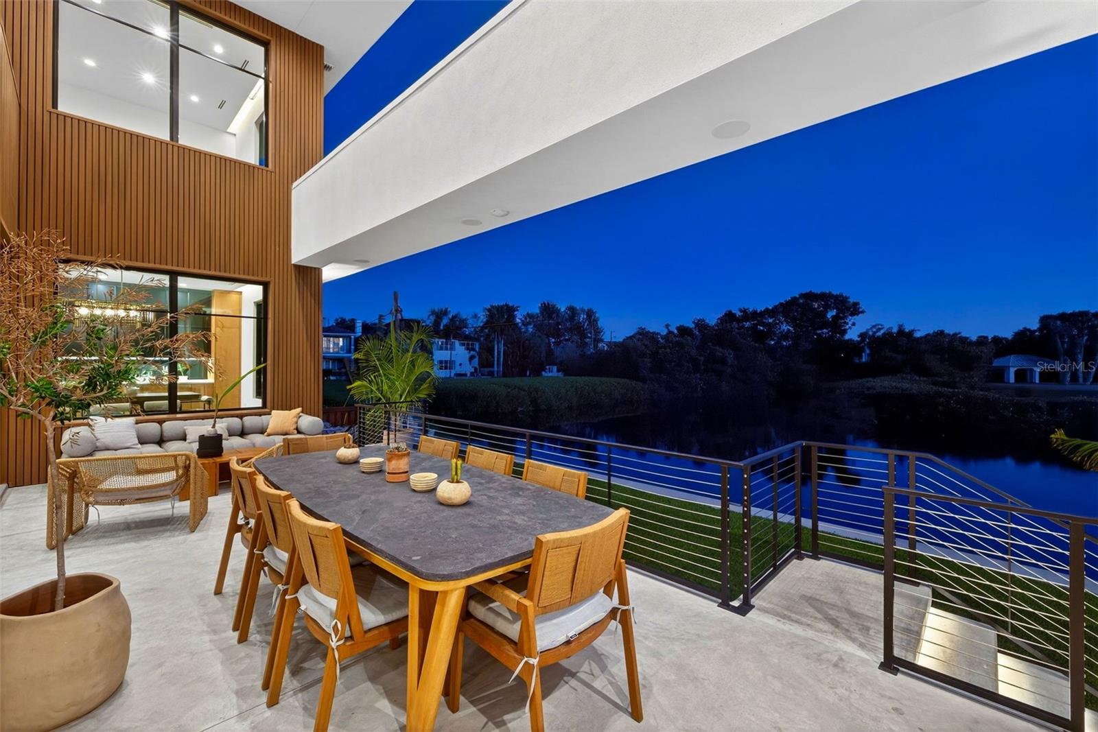 370 BELLEAIR Dr ST PETERSBURG, FL 33704