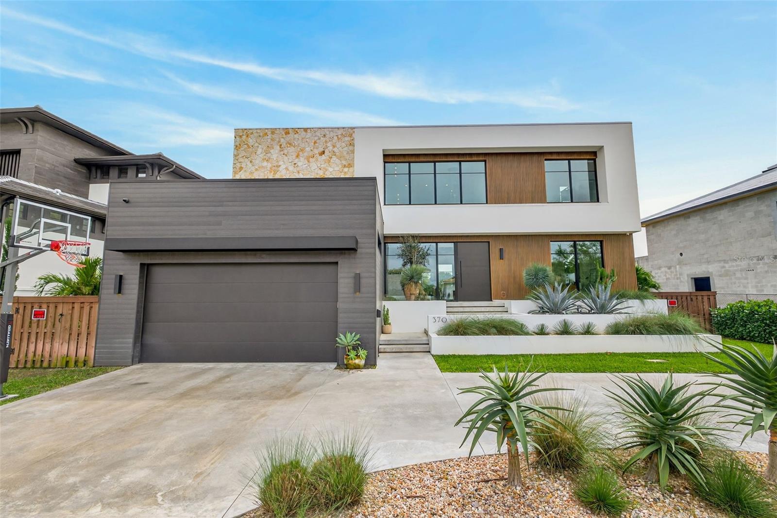 370 BELLEAIR Dr ST PETERSBURG, FL 33704