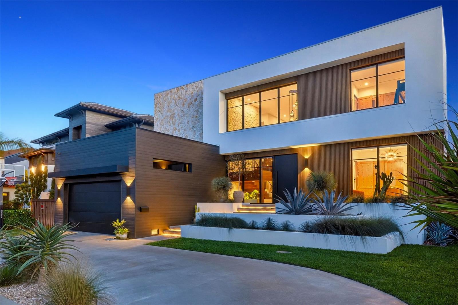 370 BELLEAIR Dr ST PETERSBURG, FL 33704