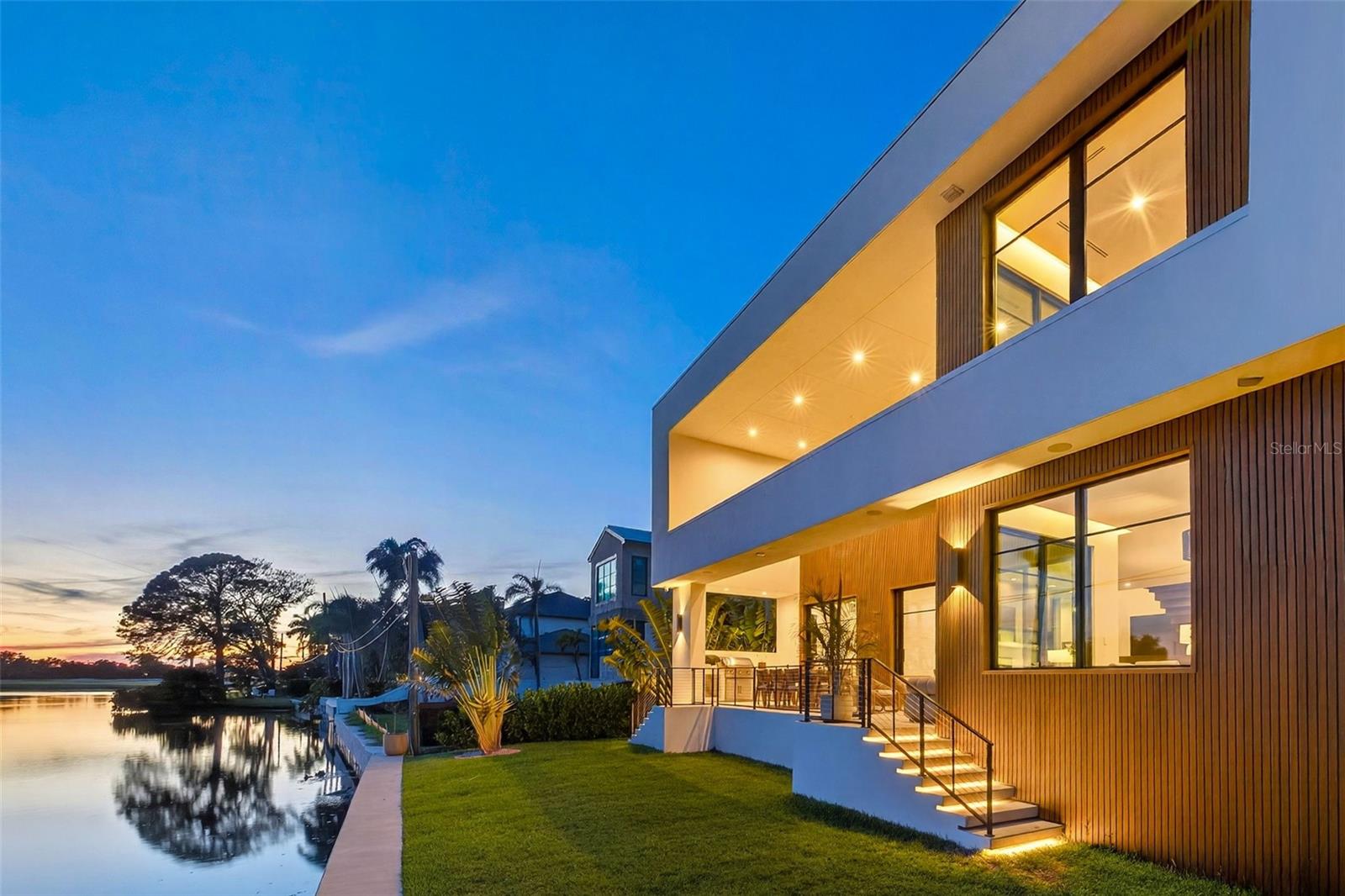 370 BELLEAIR Dr ST PETERSBURG, FL 33704