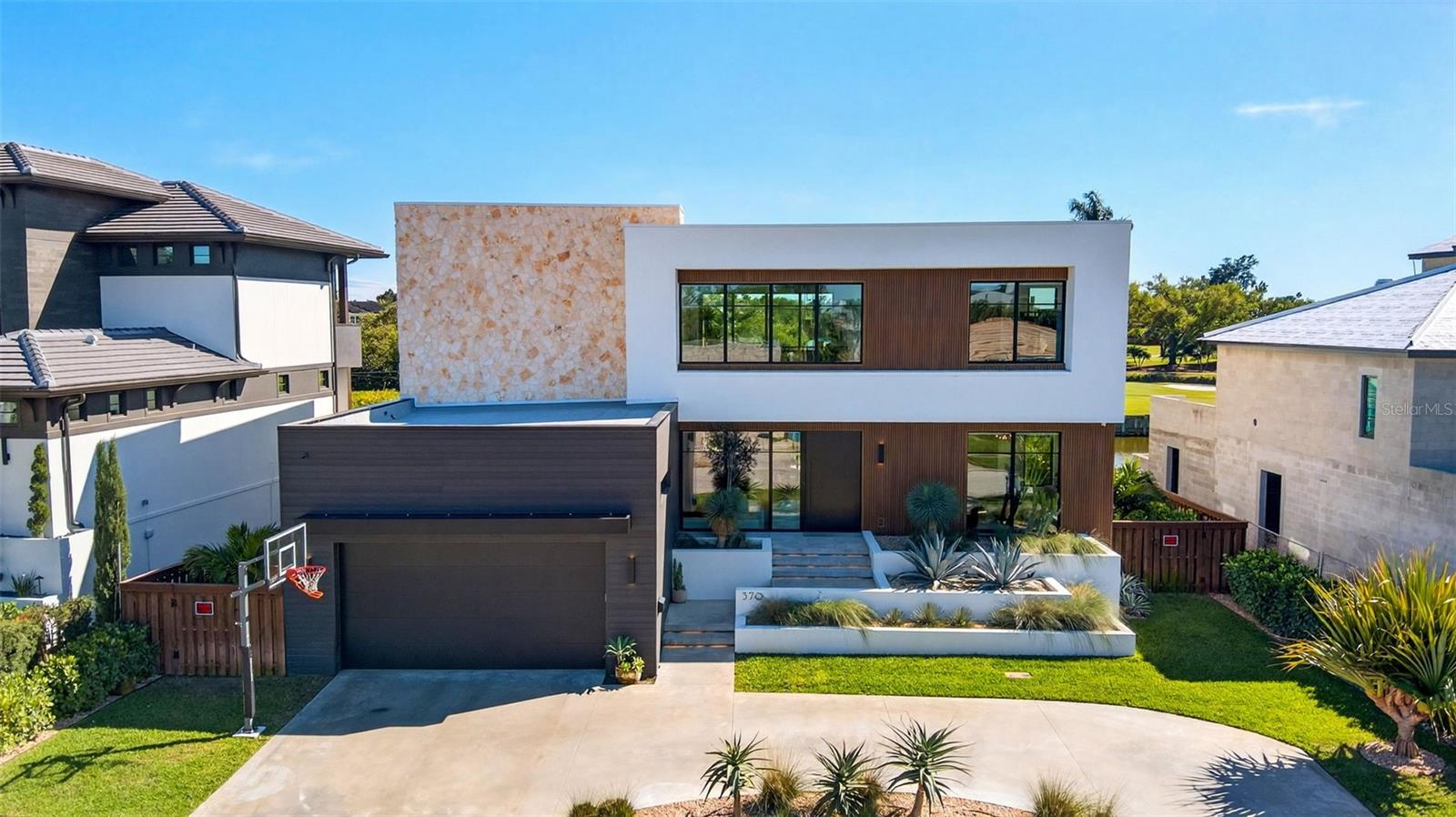 370 BELLEAIR Dr ST PETERSBURG, FL 33704