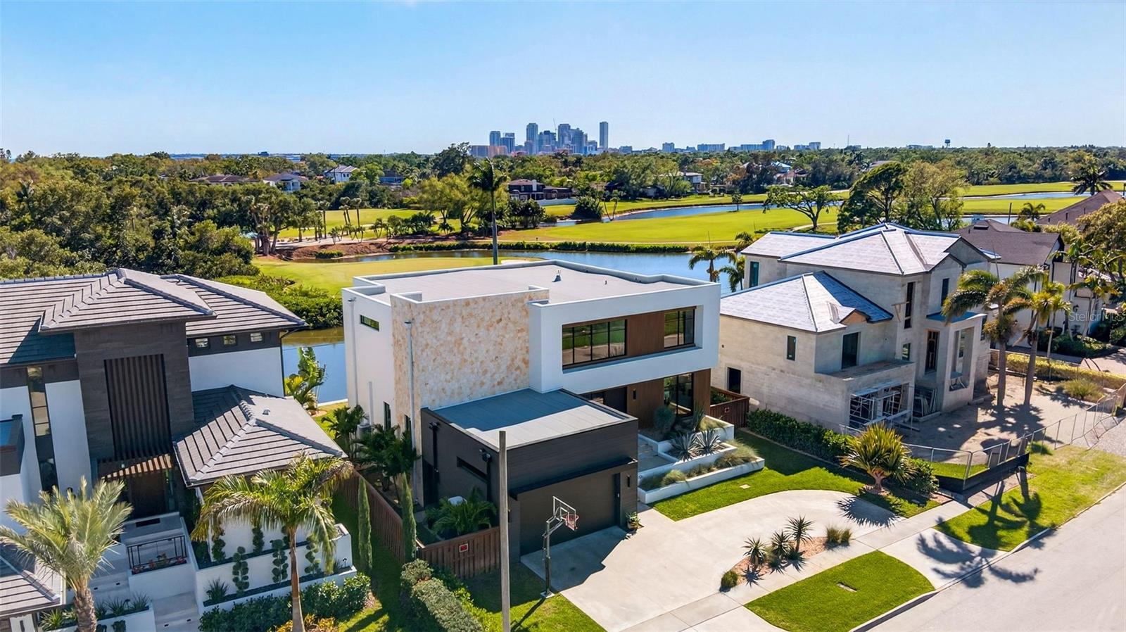 370 BELLEAIR Dr ST PETERSBURG, FL 33704