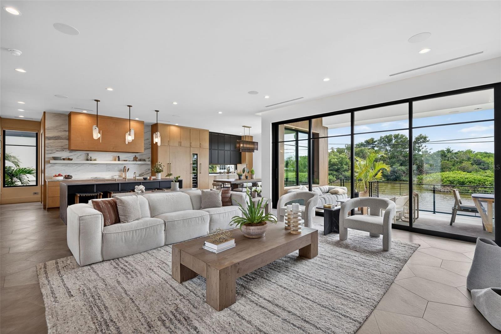 370 BELLEAIR Dr ST PETERSBURG, FL 33704