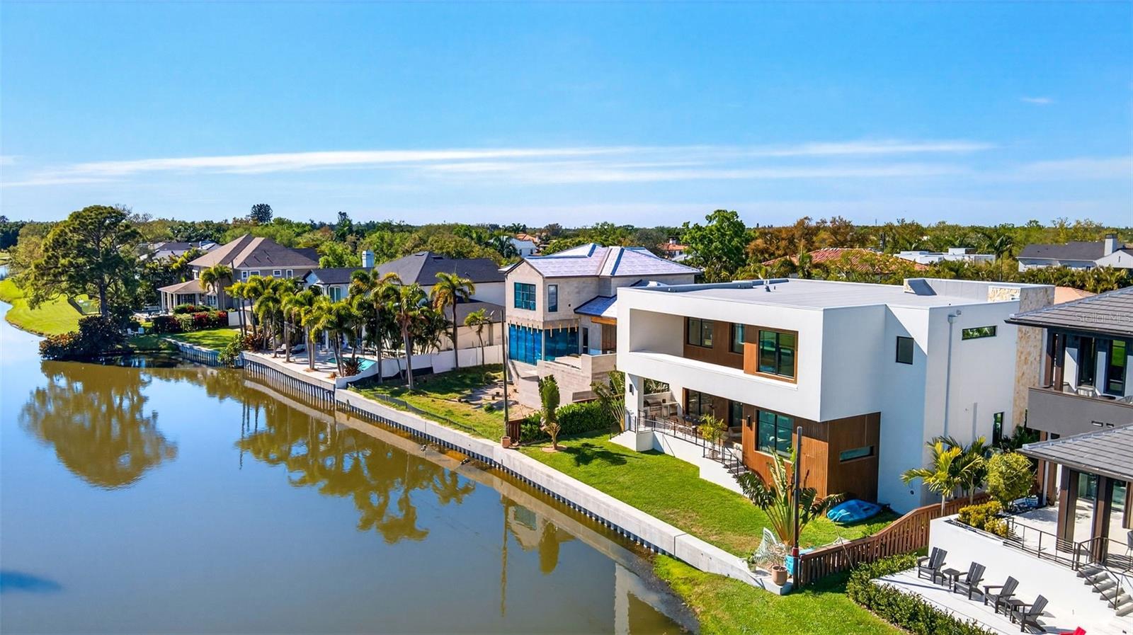 370 BELLEAIR Dr ST PETERSBURG, FL 33704