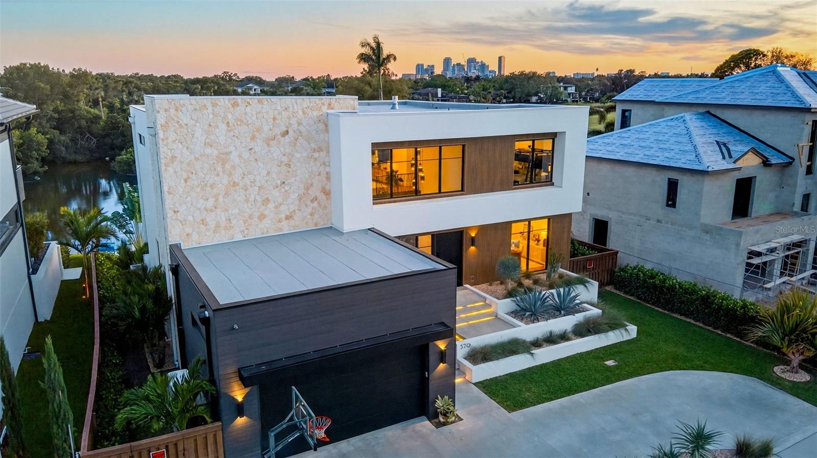 370 BELLEAIR Dr ST PETERSBURG, FL 33704