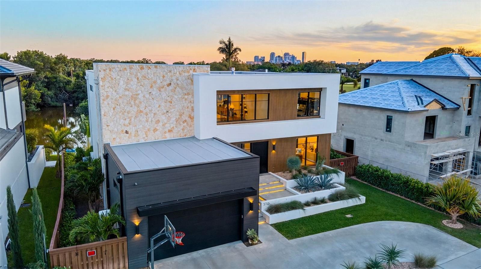 370 BELLEAIR Dr ST PETERSBURG, FL 33704