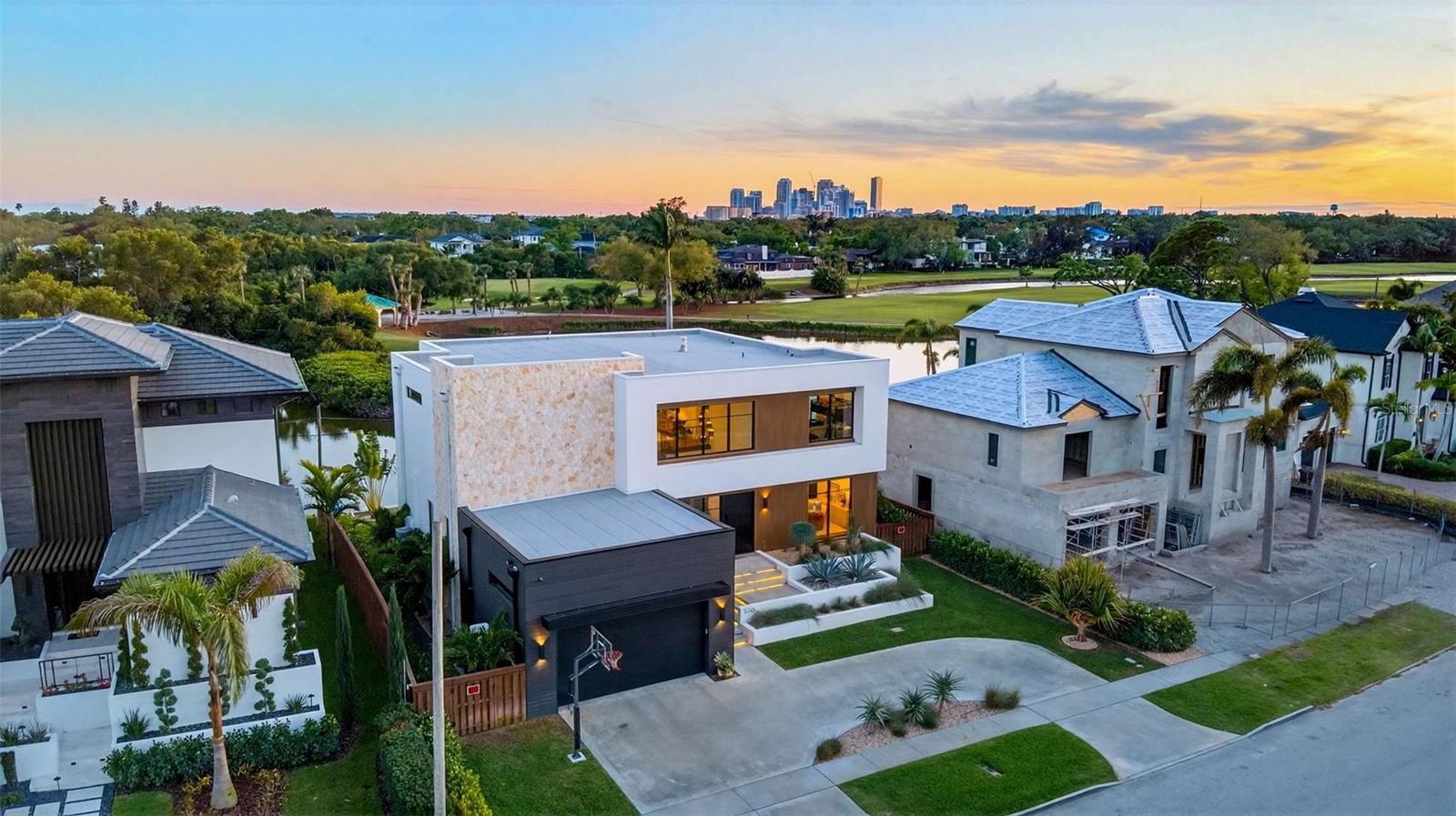 370 BELLEAIR Dr ST PETERSBURG, FL 33704