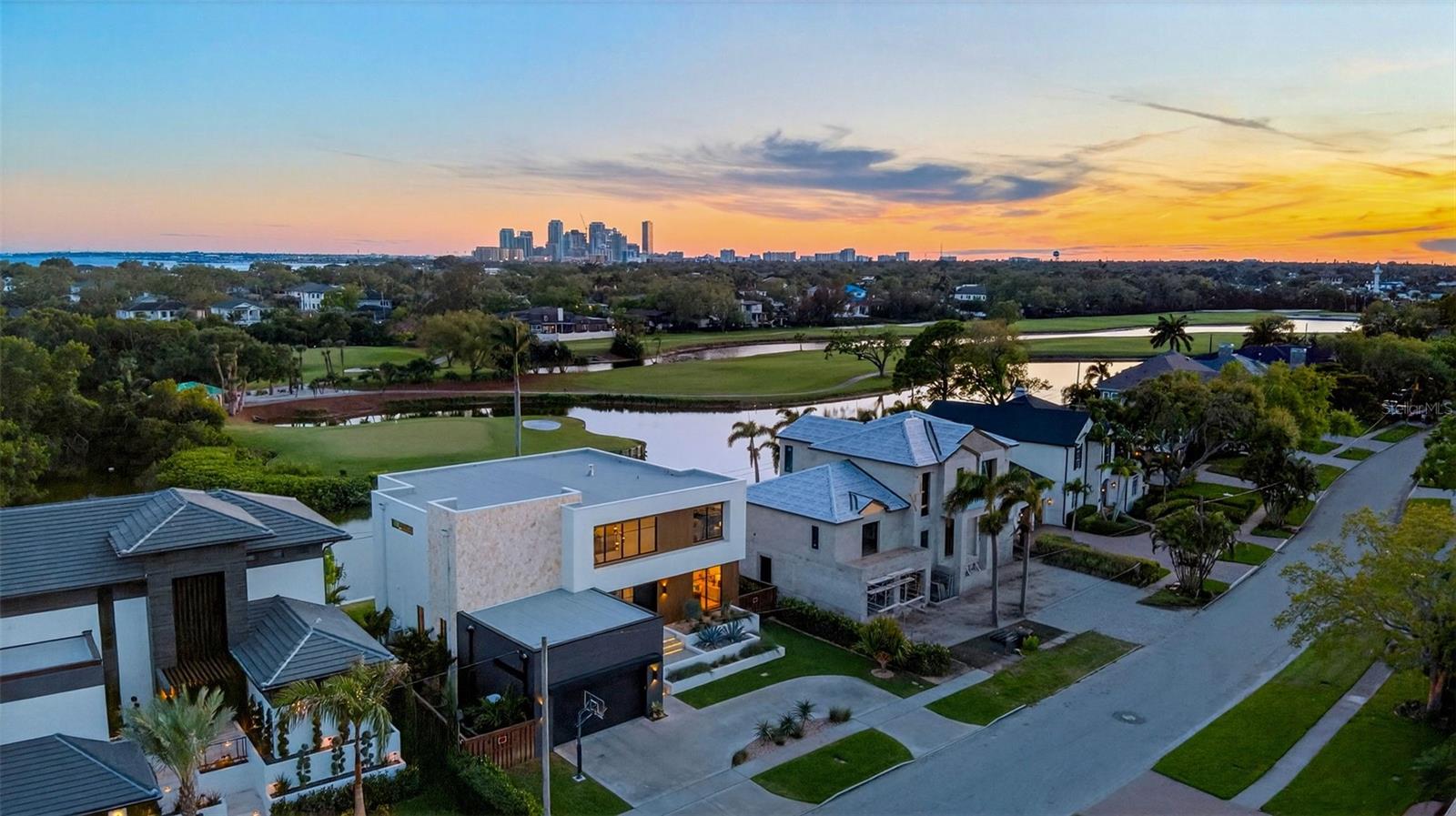 370 BELLEAIR Dr ST PETERSBURG, FL 33704