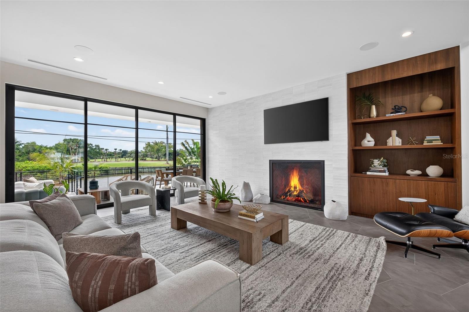 370 BELLEAIR Dr ST PETERSBURG, FL 33704