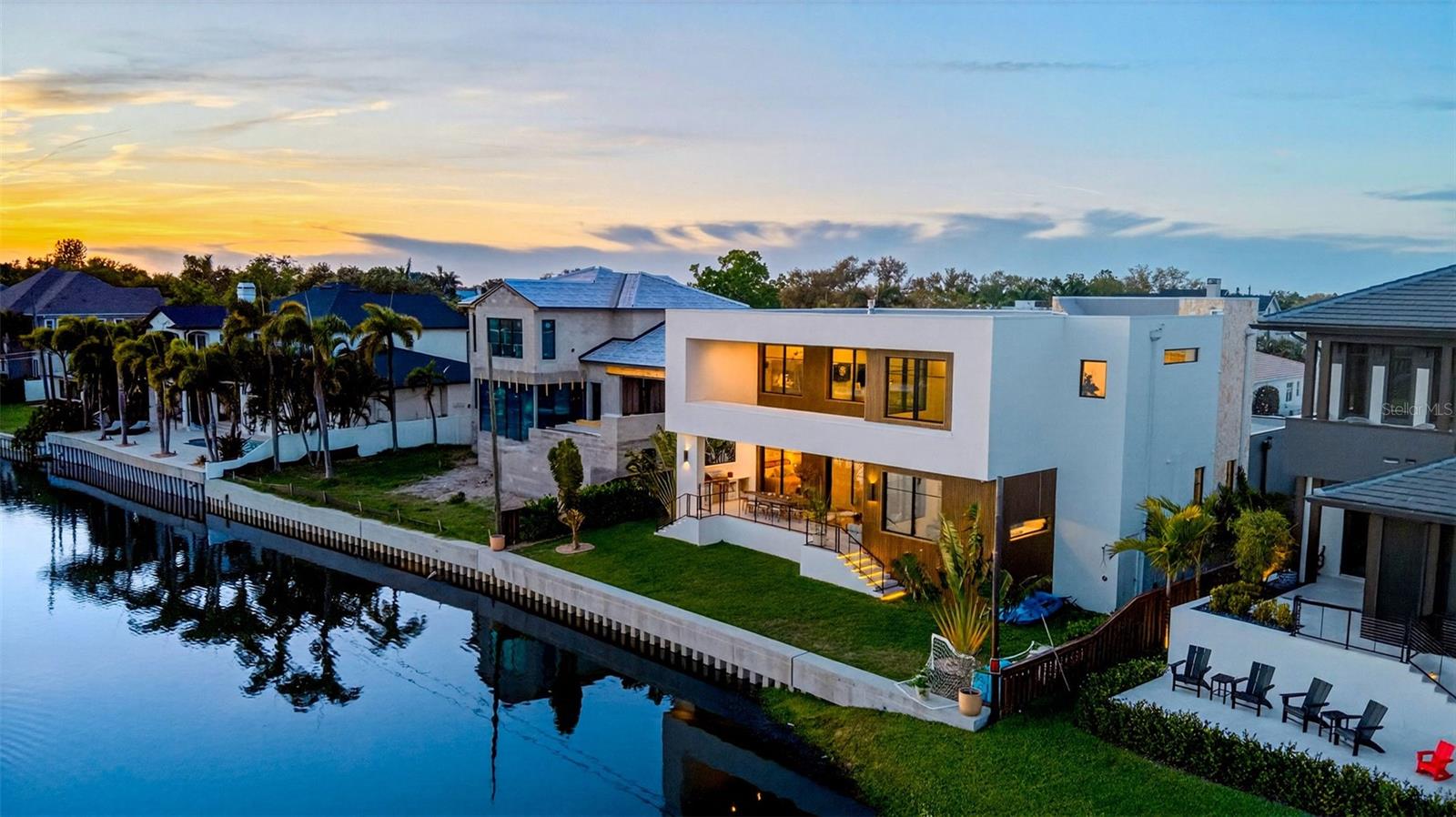 370 BELLEAIR Dr ST PETERSBURG, FL 33704