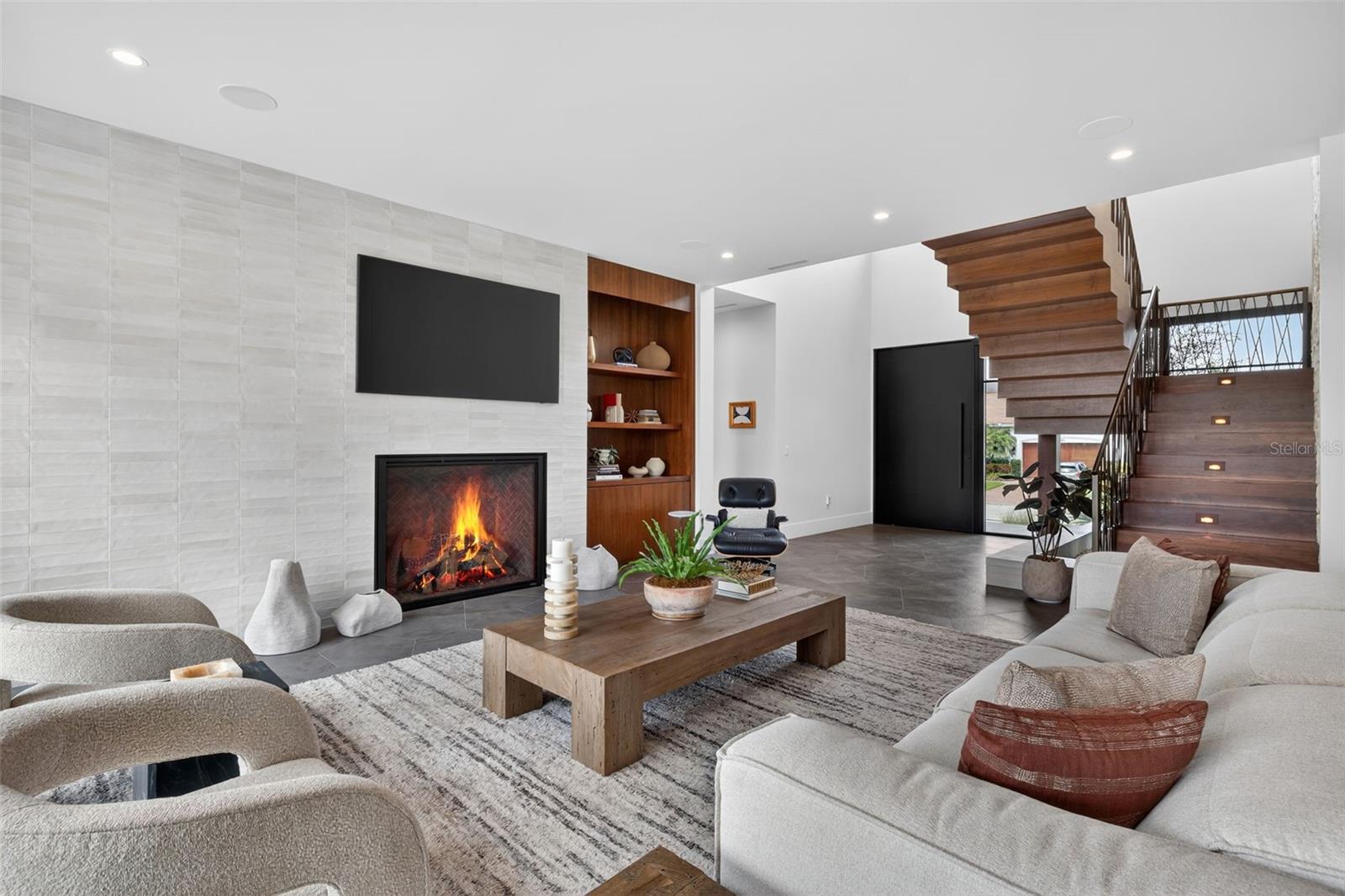 370 BELLEAIR Dr ST PETERSBURG, FL 33704