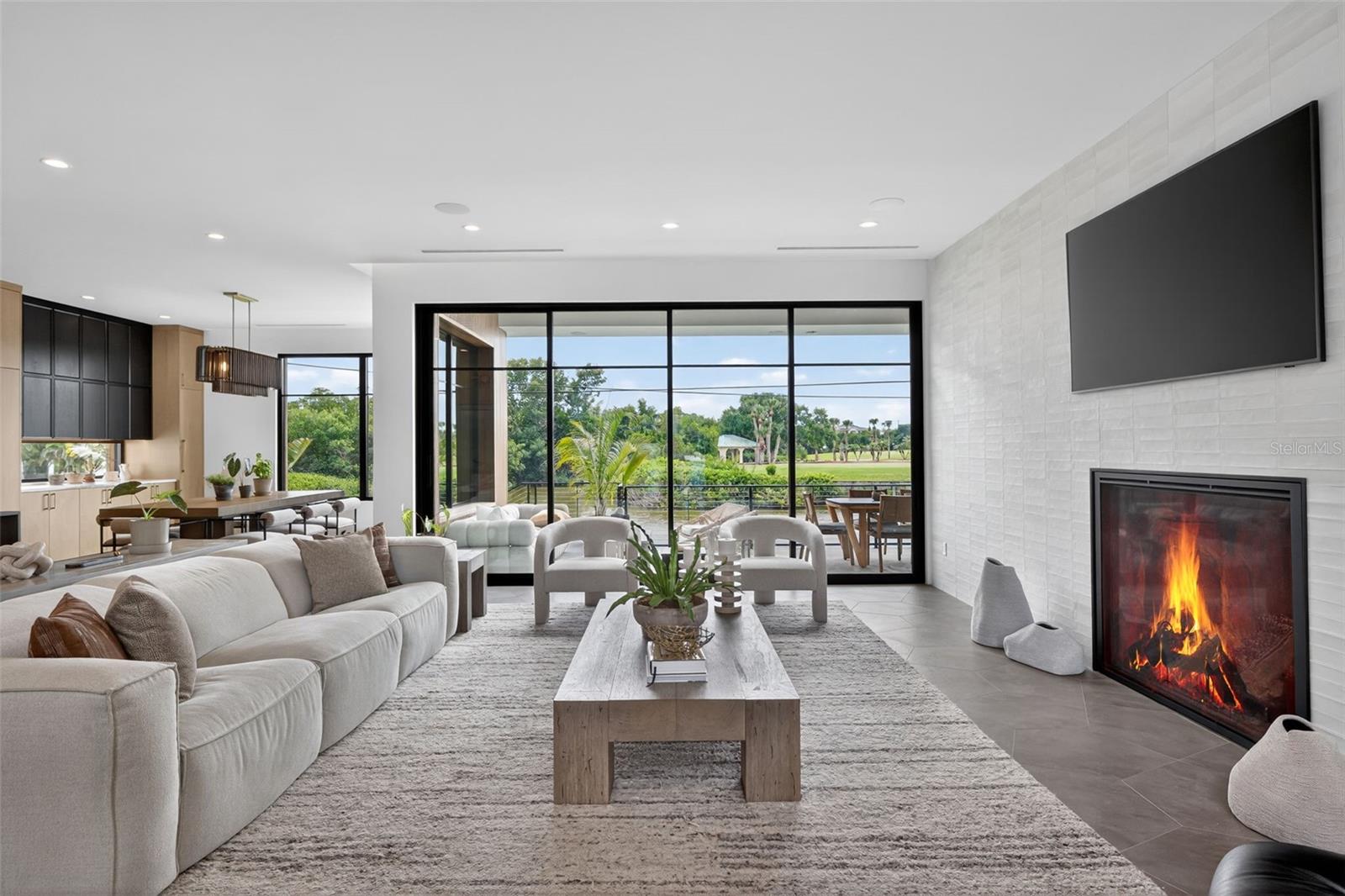 370 BELLEAIR Dr ST PETERSBURG, FL 33704