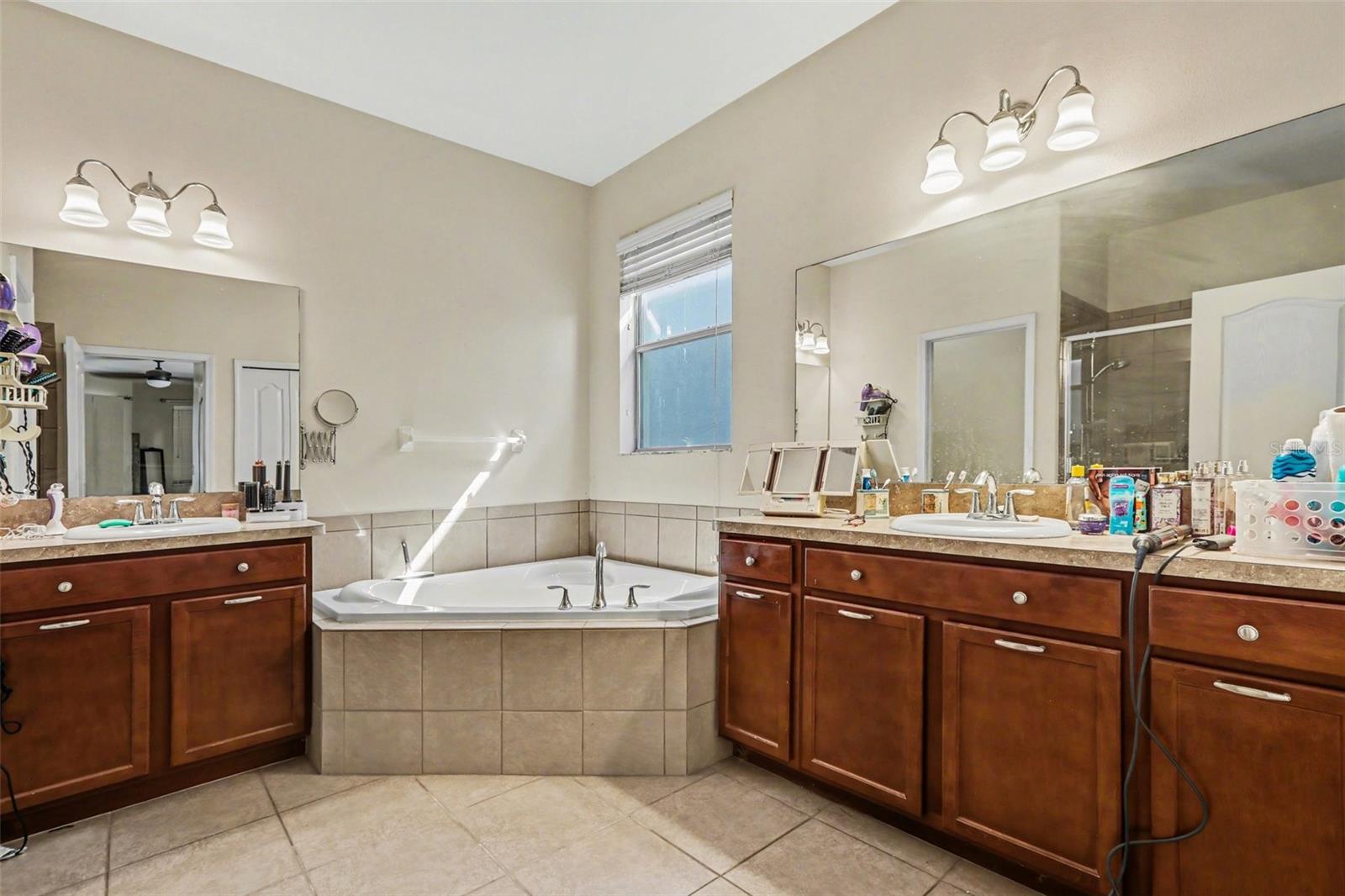 2130 ROANOKE Spgs Dr RUSKIN, FL 33570