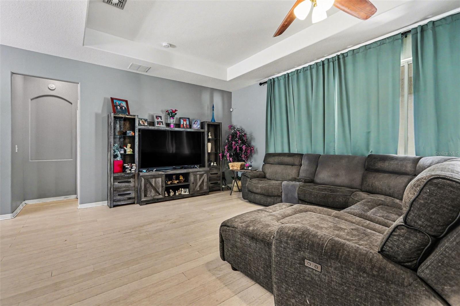 2130 ROANOKE Spgs Dr RUSKIN, FL 33570