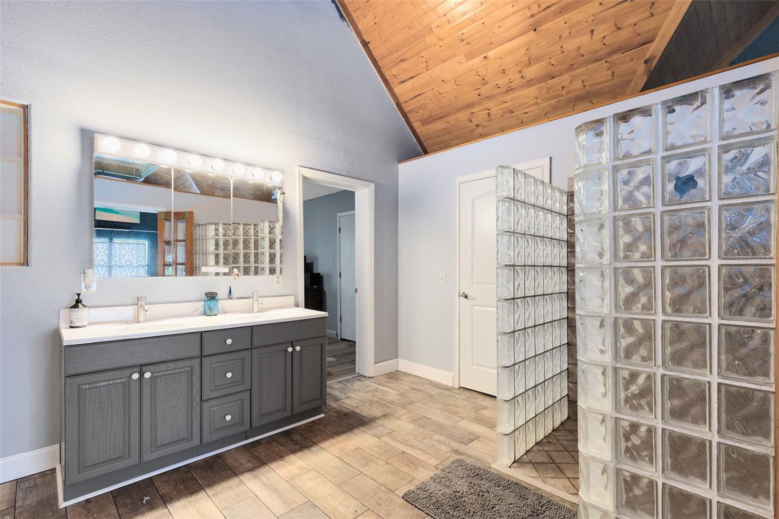 2541 RIDGEWAY Dr KISSIMMEE, FL 34746