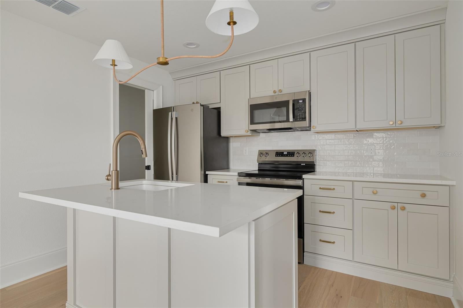 705 17TH Ave ST PETERSBURG, FL 33704