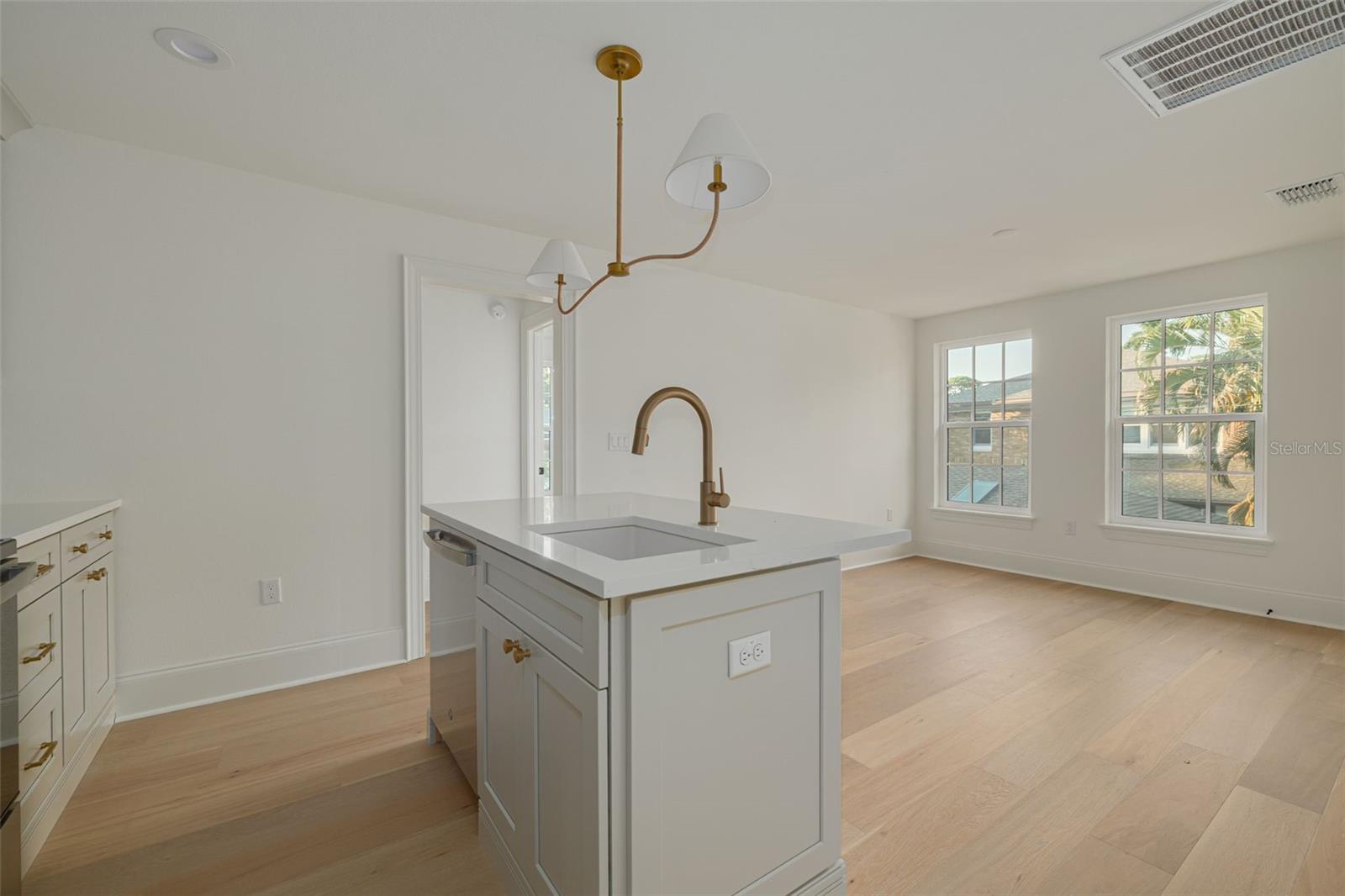 705 17TH Ave ST PETERSBURG, FL 33704