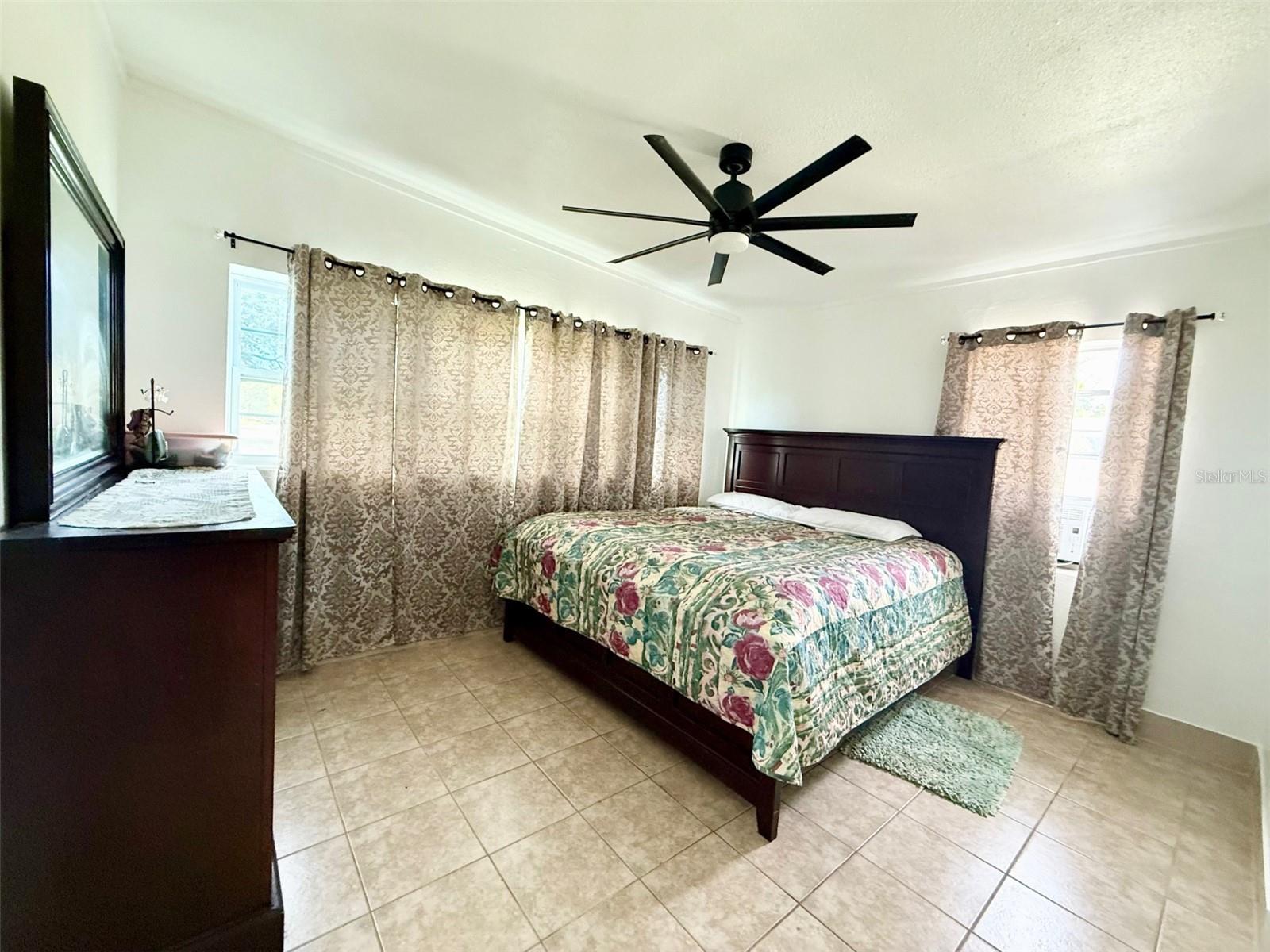 5925 DAHLIA Dr ORLANDO, FL 32807