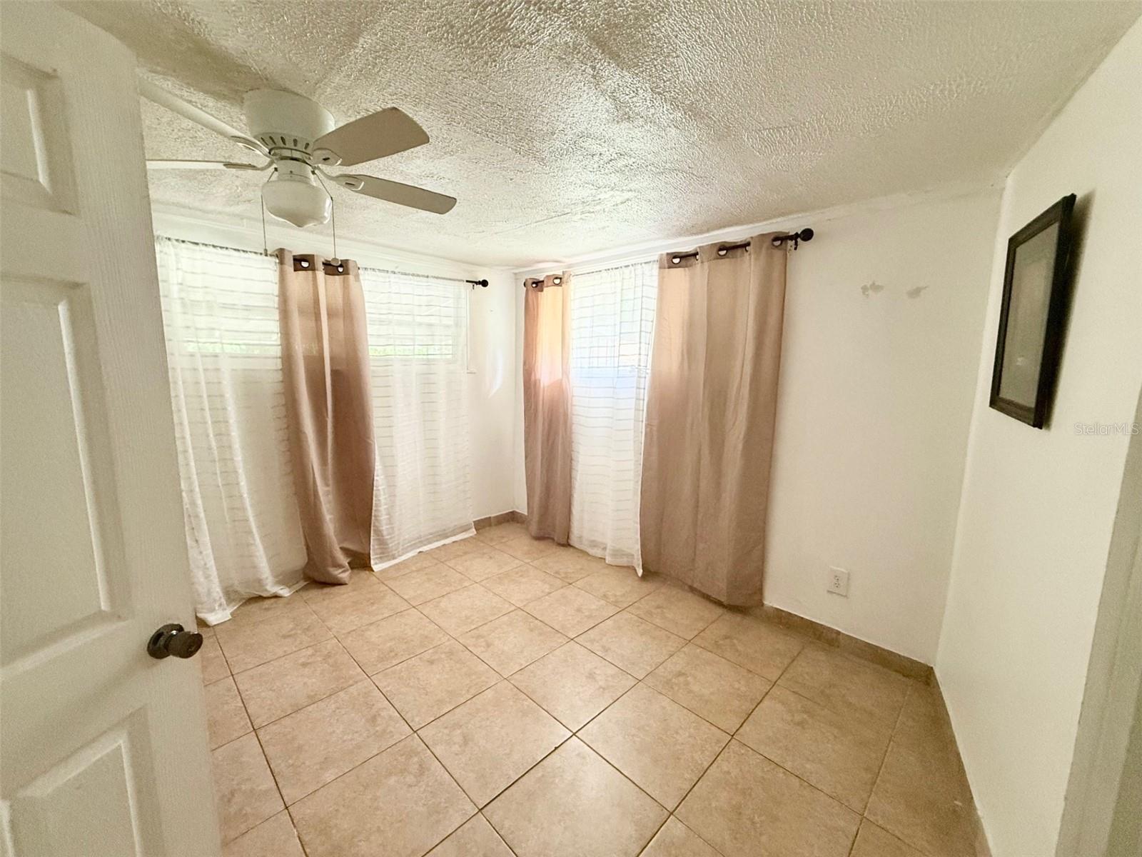 5925 DAHLIA Dr ORLANDO, FL 32807