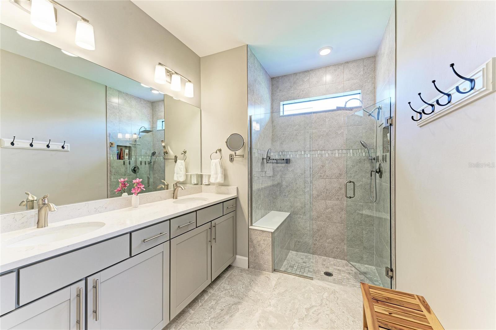 7575 SUMMERLAND Cv LAKEWOOD RANCH, FL 34202