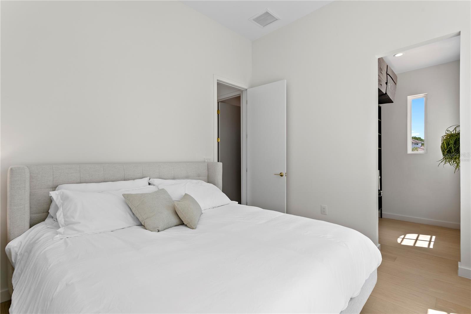 325 22ND Ave ST PETERSBURG, FL 33704