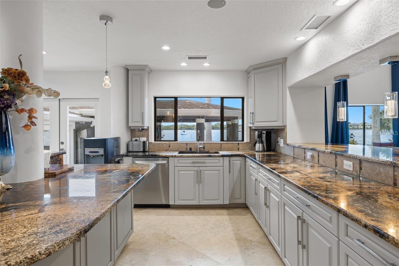 2785 BAYSIDE Dr ST PETERSBURG, FL 33705