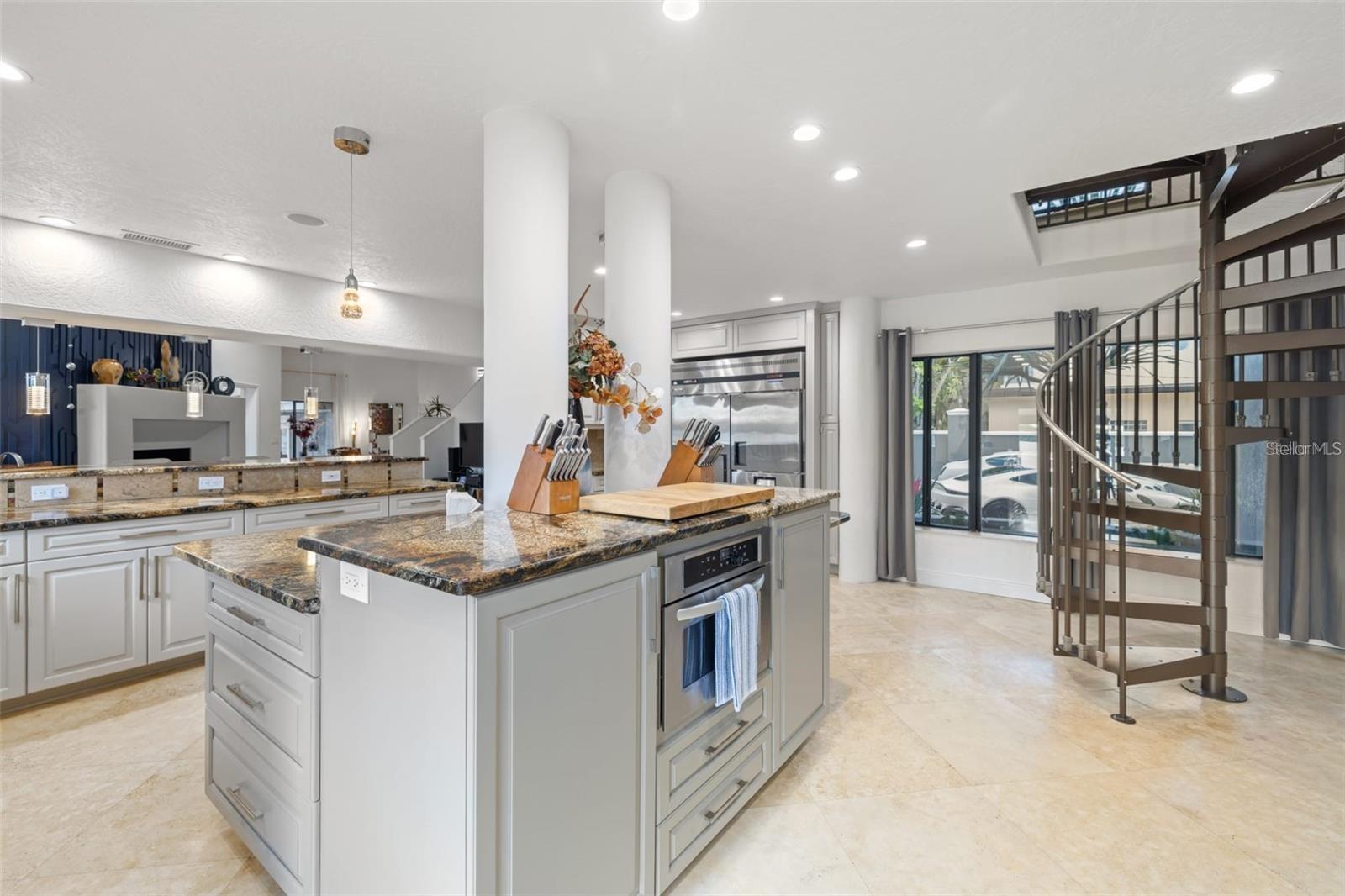 2785 BAYSIDE Dr ST PETERSBURG, FL 33705