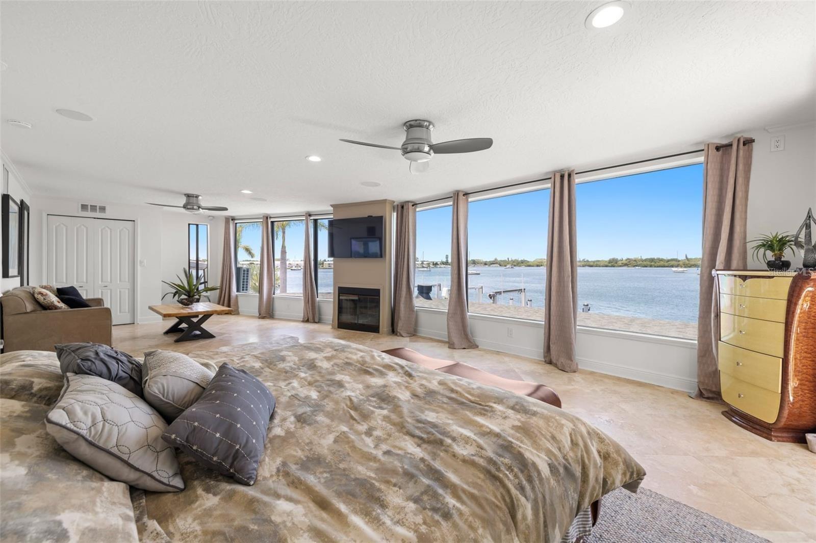 2785 BAYSIDE Dr ST PETERSBURG, FL 33705